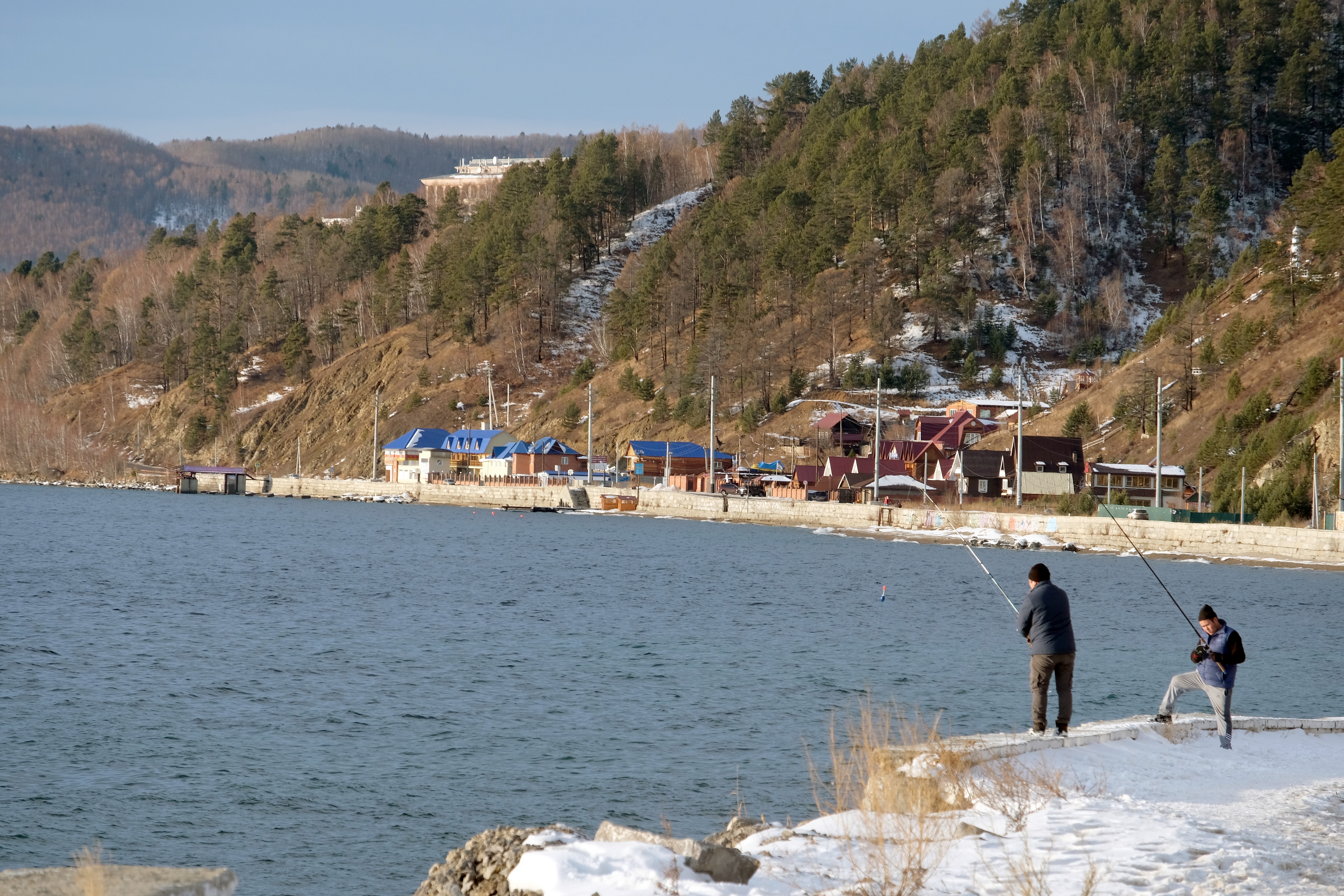居民僅兩千的貝加爾湖畔小鎮利斯特維揚卡，近年成為陸客和陸資搶進標的。（東方IC）