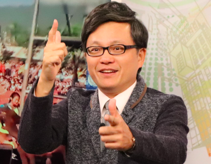 戴立綱暫拋主播包袱，為了新節目搞笑。（中天提供）