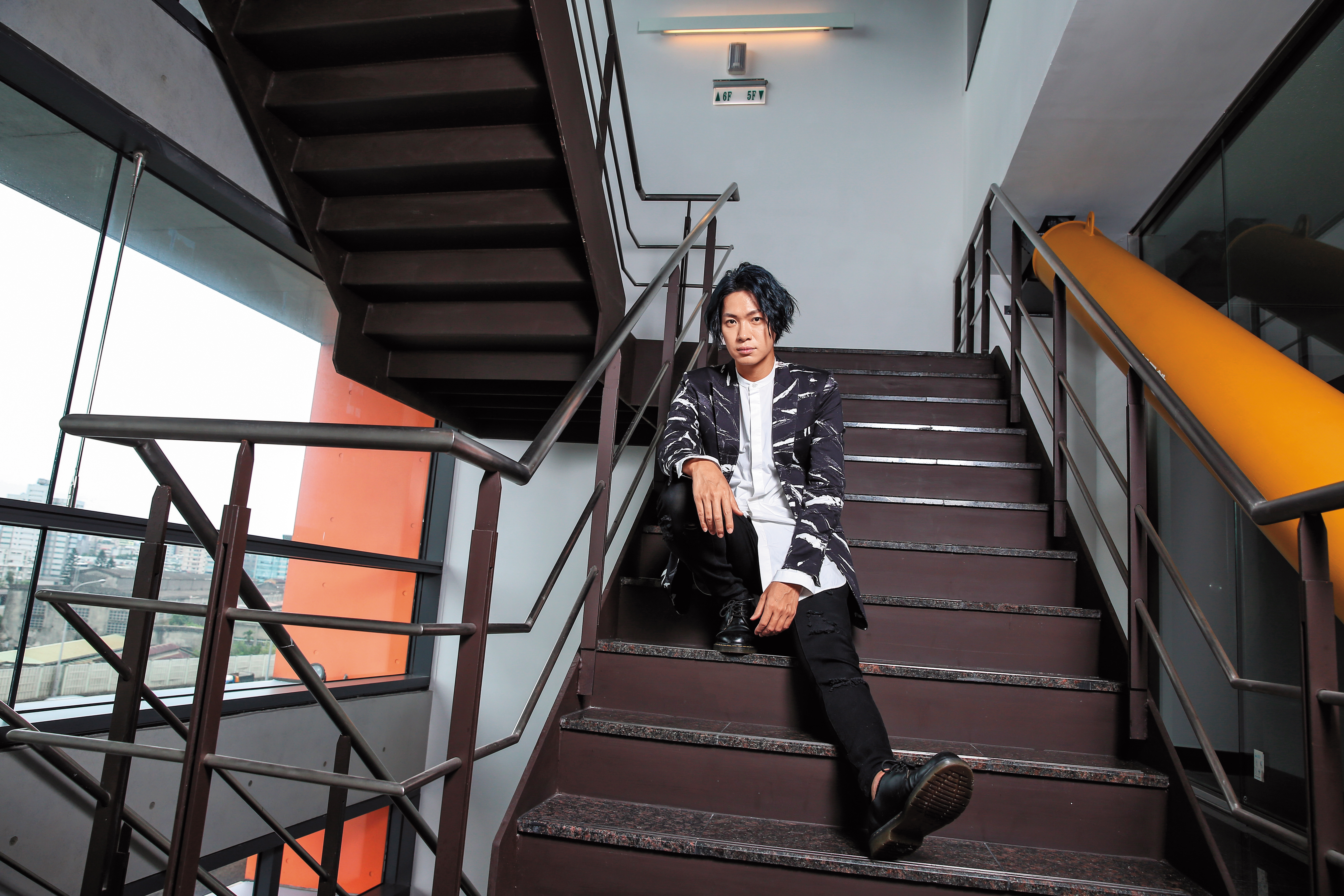 從1998年立志組樂團演出、到推出首張個人專輯，黃少谷經歷了20年的磨練及學習，發片可以一手包辦創作、錄音…甚至造型跟企劃也都加入自己的想法。