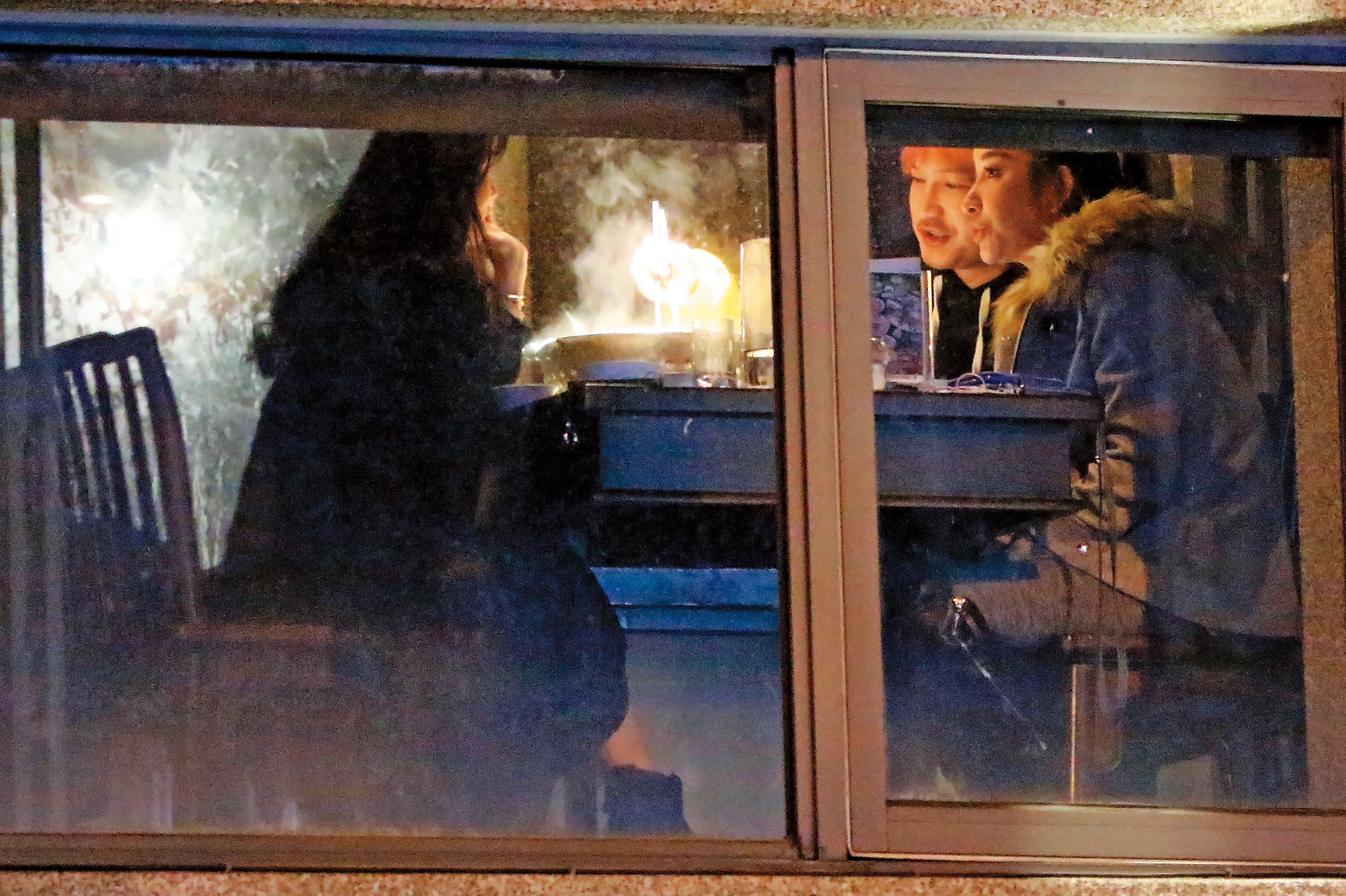 1月9日22：59，KID（中）跟許維恩（右）以男、女主人的姿態，跟一名女性友人用餐。