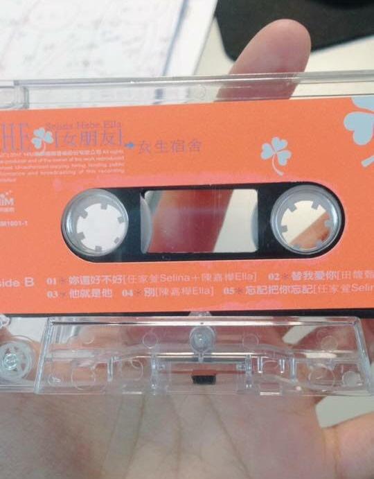 有粉絲收到卡帶時，居然裡頭連磁帶都沒有，令人傻眼。（翻攝自Ella臉書）