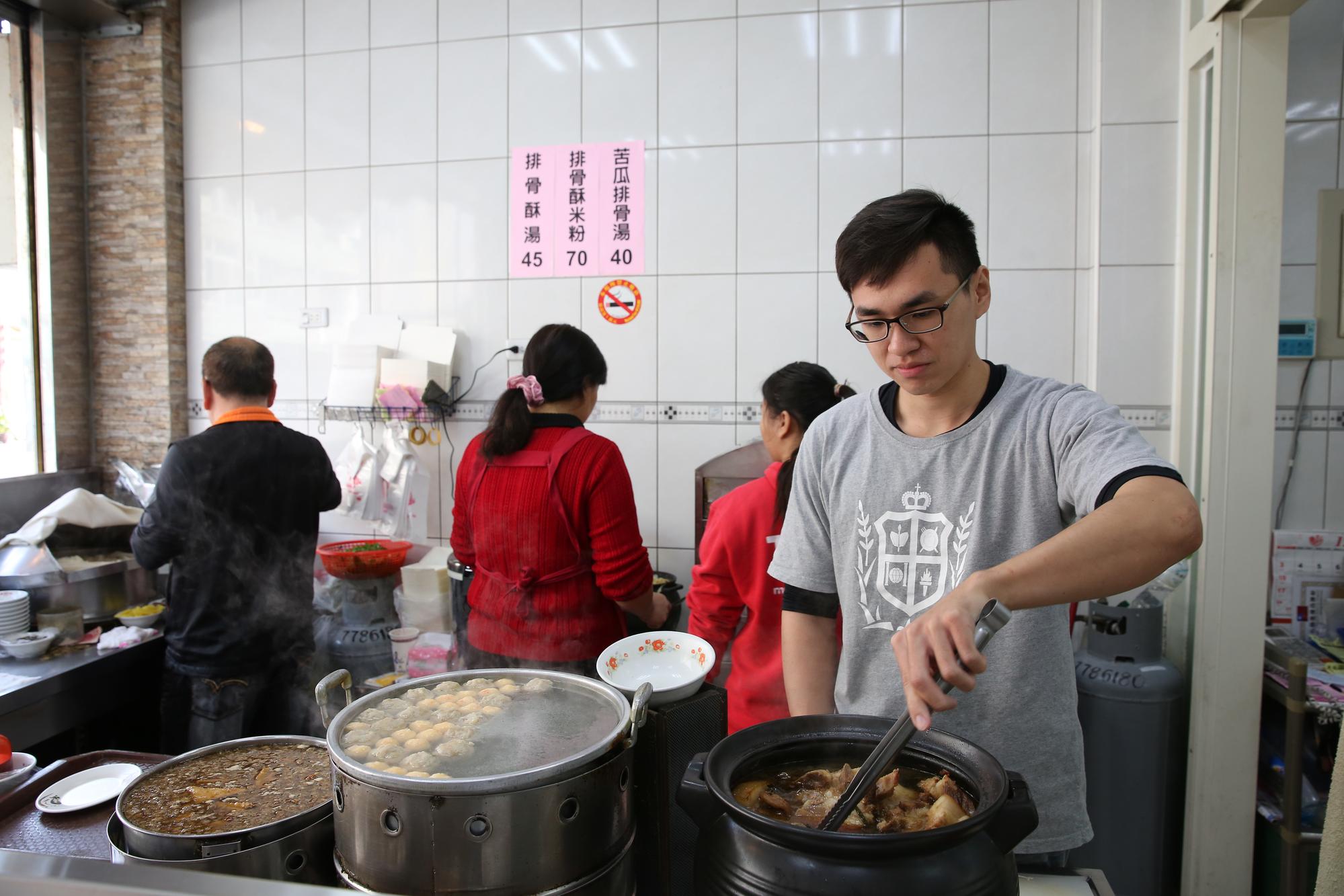 鹿港施米糕第三代施政佑對料理有興趣，返家幫忙從基礎工做起。