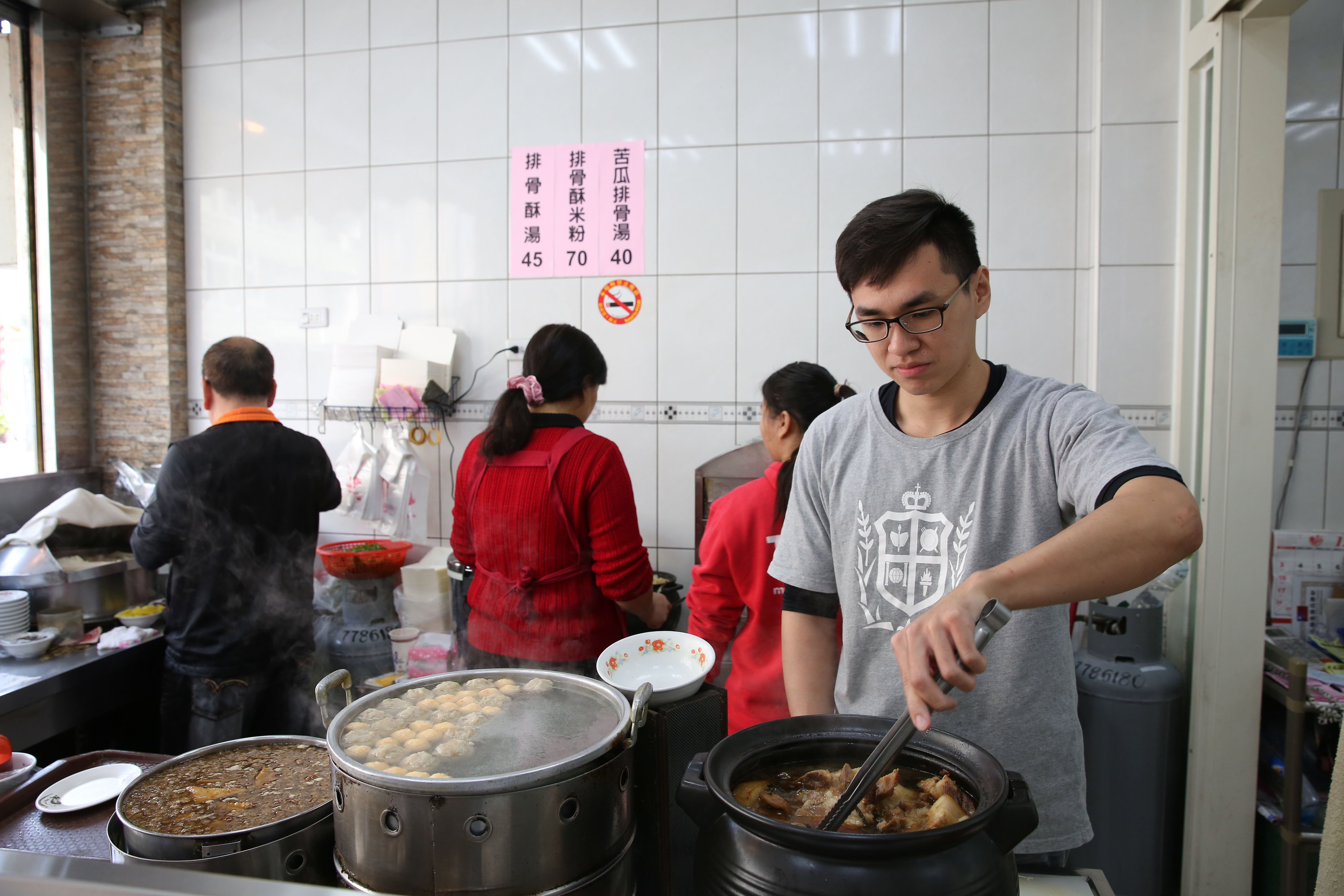 鹿港施米糕第三代施政佑對料理有興趣，返家幫忙從基礎工做起。