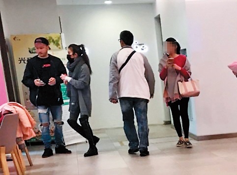 民眾拍到KID（左）跟許維恩（左二）上婦產科，但KID消毒只是跟女友去看泌尿問題。（讀者提供）