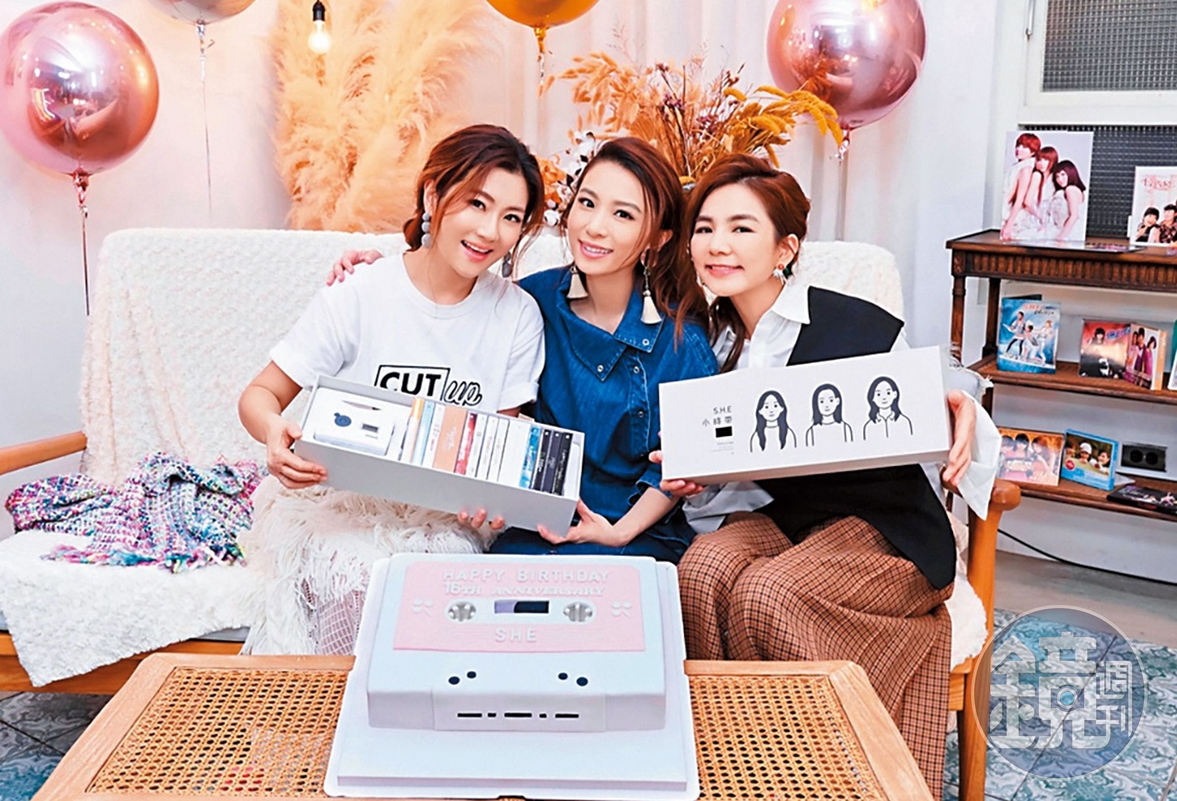 S.H.E推出《小時帶 S.H.E's in style》16週年復刻紀念卡帶組，三人臉書合體直播，分享出道以來的酸甜苦辣。（華研音樂提供）