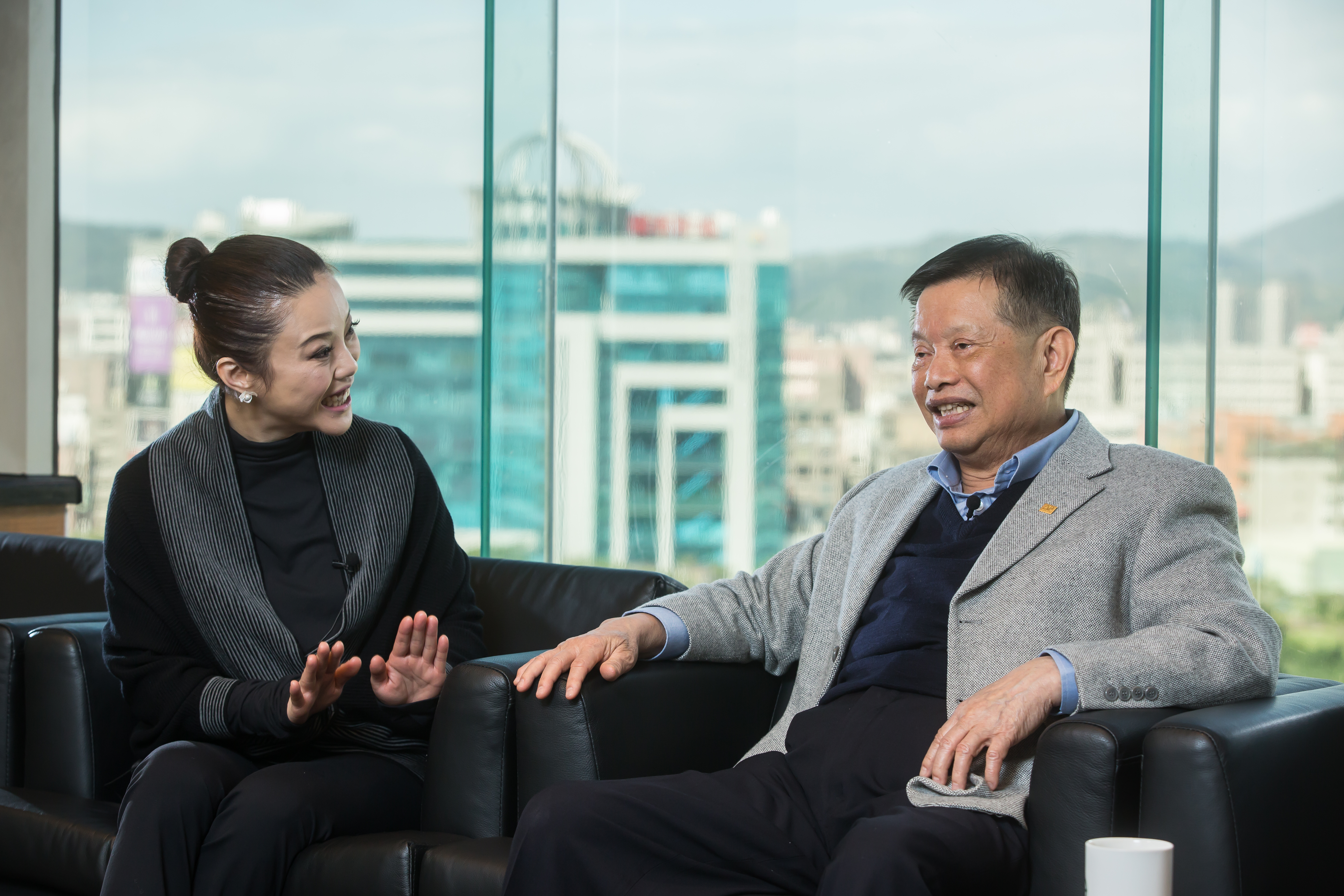 創業40年，走過大風大浪的廖萬隆（右），面對女兒（左）酒駕上媒體，坦白地回應：「就是不良示範。」