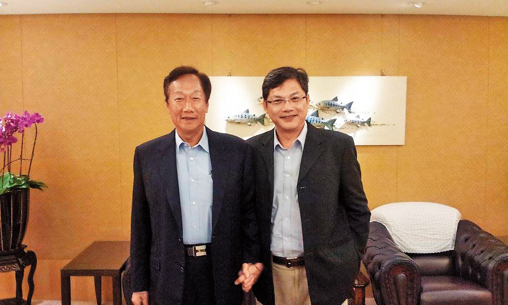 台科大特聘教授盧希鵬（右）是電子商務專家，與鴻海董事長郭台銘手牽手，顯示在企業的充沛人脈。（翻攝台灣科技大學官網）