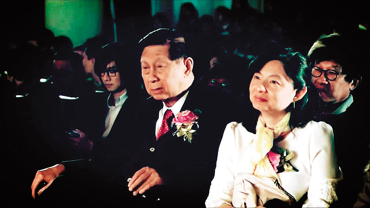 文大董事長張鏡湖（左前）及女兒張海燕（右）長期掌控董事會，卻在這次校長選舉中意外慘敗，顯示文大張氏王朝已經出現鬆動。（翻攝華岡藝術學校官網）