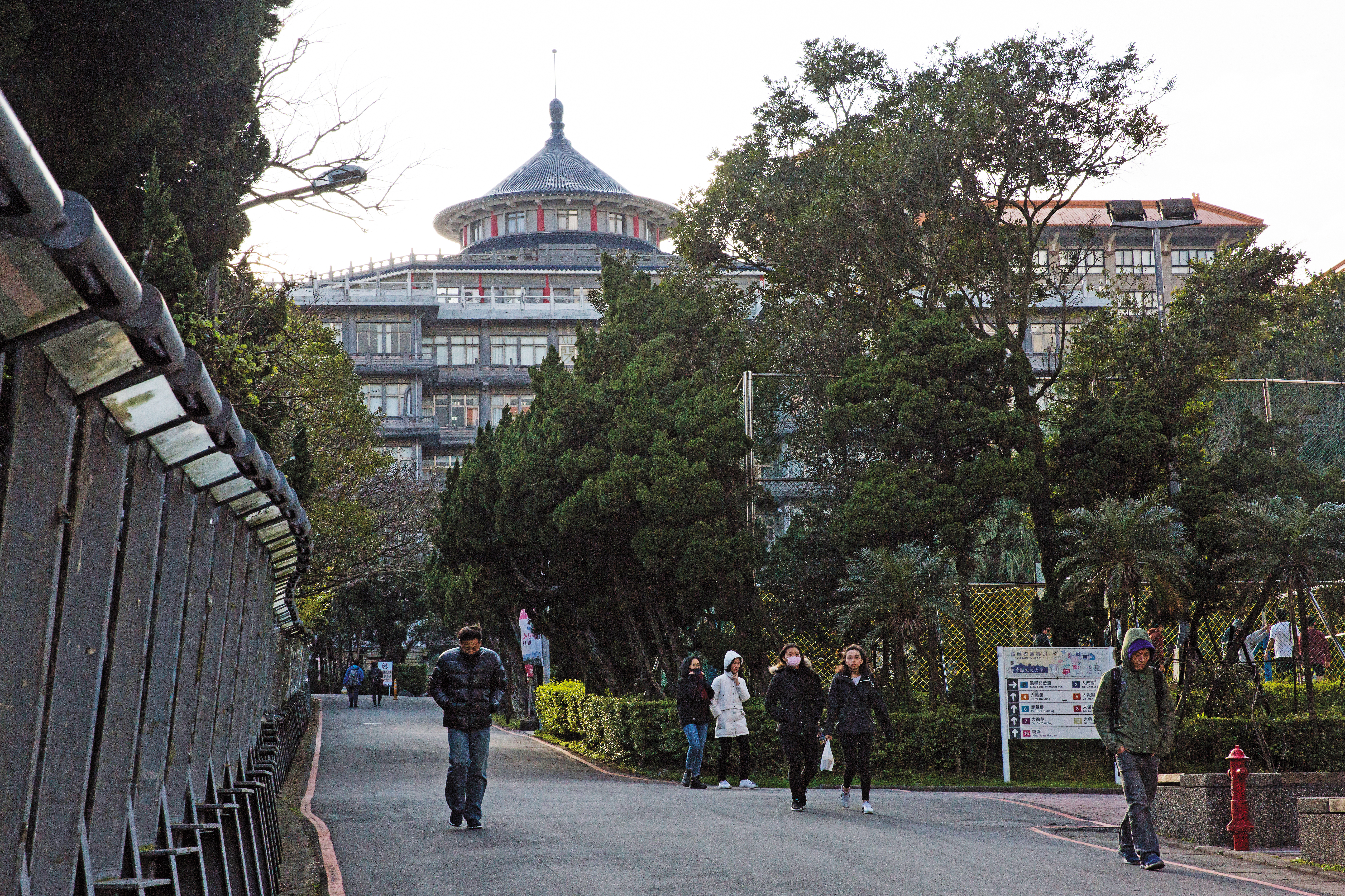 文化大學位於陽明山上是國內知名的私立大學，但董事會十幾年來一直紛爭不斷，頻頻躍上新聞版面。