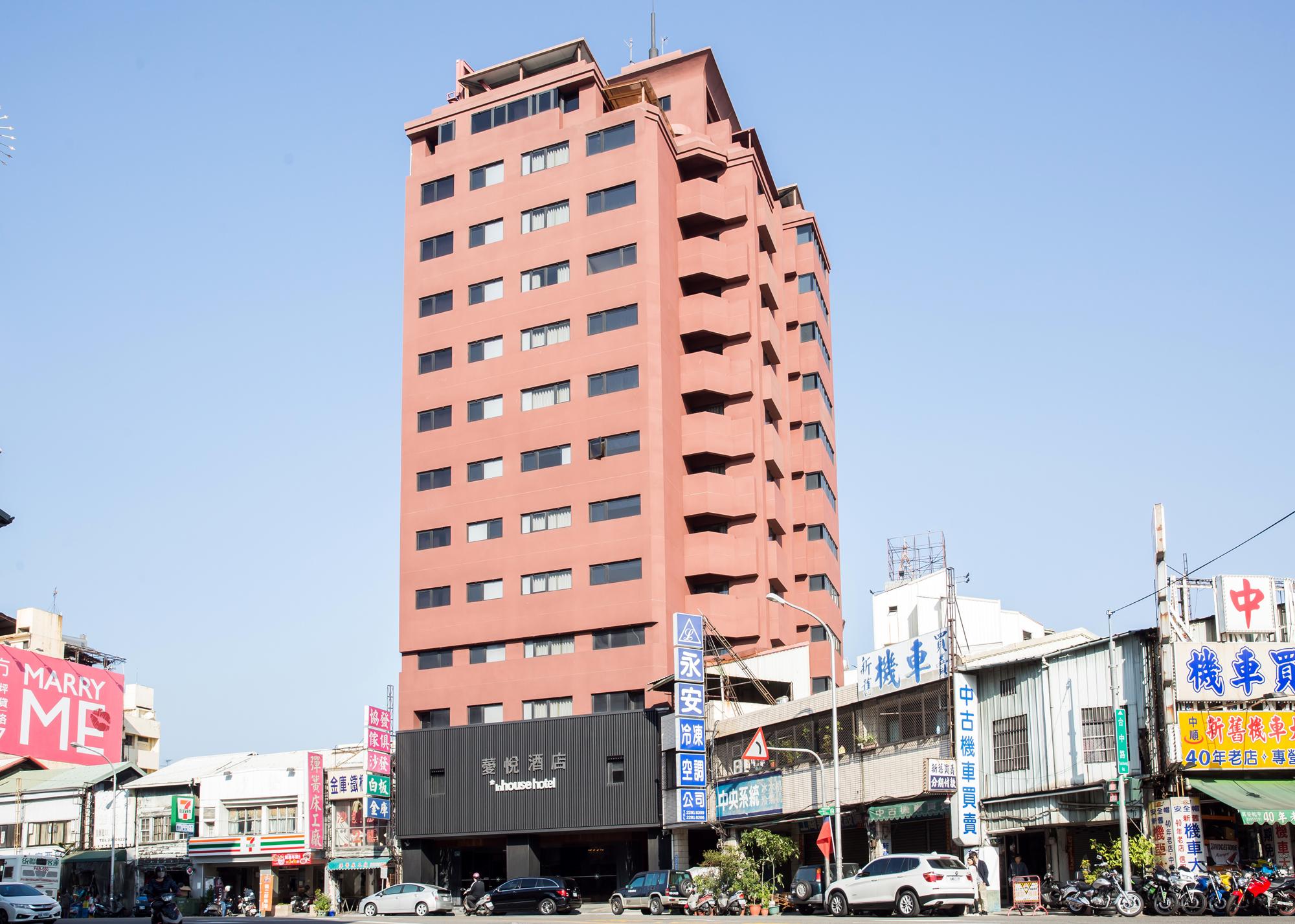 已開幕台北三個館和台中一館(圖),走的是精品路線。