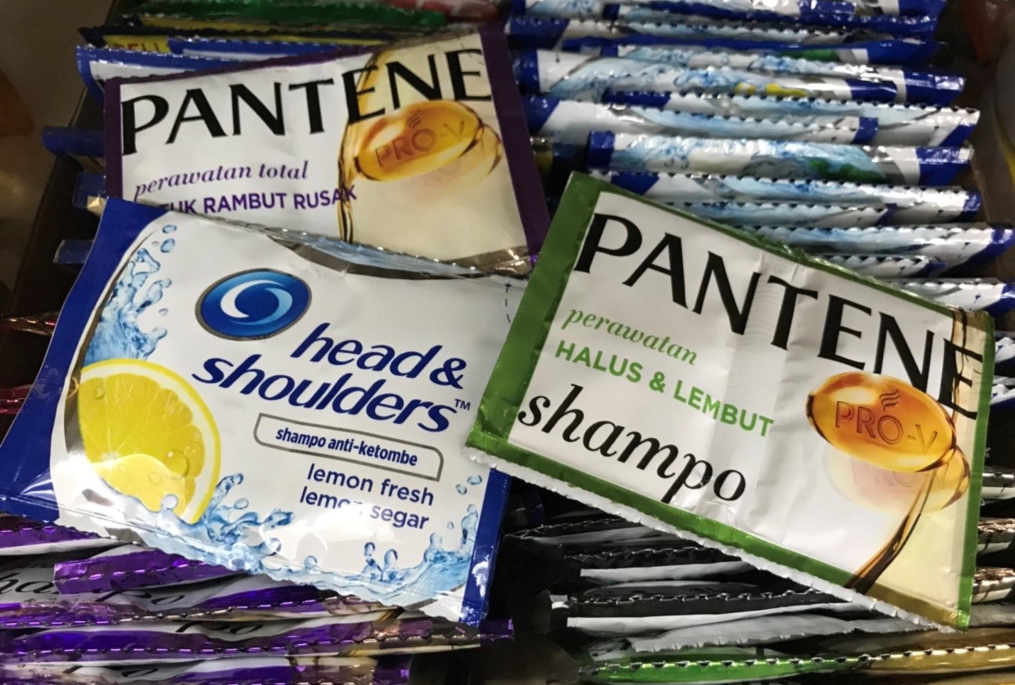 小包裝的洗髮精。
