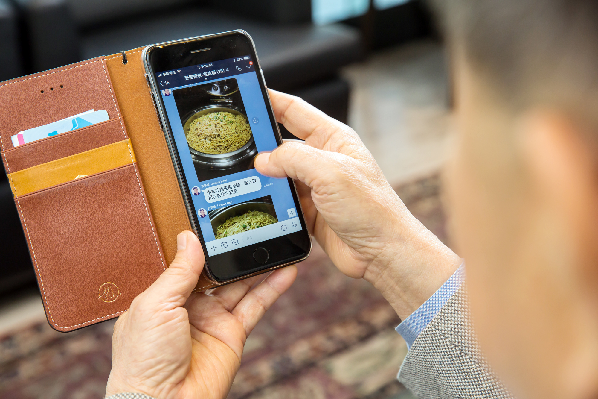 觀看廖萬隆的手機，上面不管是LINE或Wechat等即時訊息軟體都有，群組滑到下頁還沒結束。儘管人不在台中，但每天早餐內容一定要傳到他手機上，緊盯每一細節的態度，也難怪員工絲毫不敢懈怠。