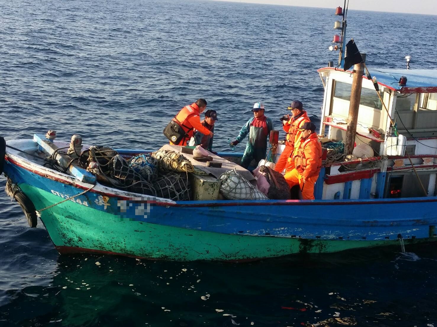 昇聖財號在小琉球3浬內進行拖網，起網時遭到海巡隊查獲。（翻攝畫面）