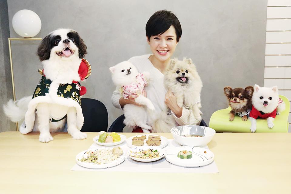 鄒寧恩把寵物當家人般愛護照顧，還為寵物設計年夜飯。（翻攝自鄒寧恩臉書）