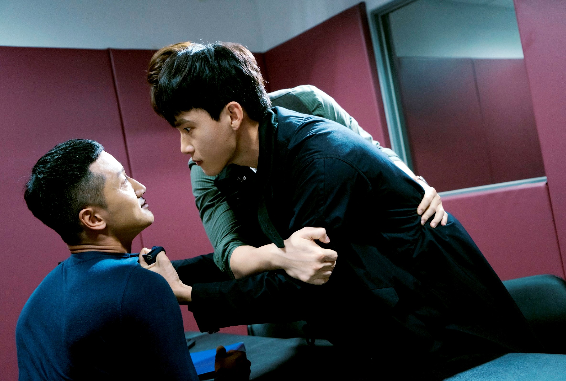 曹晏豪面對反派高英軒露出充滿殺氣的眼神，粉絲狂讚他好帥。（台視提供）