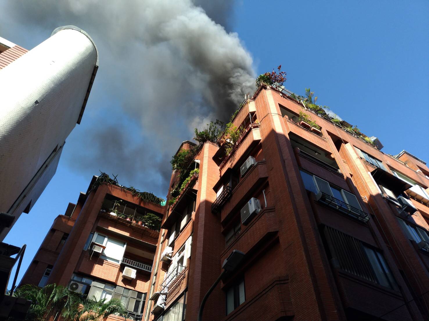 北市驚傳頂樓火警，目前傷者一人。（翻攝畫面）