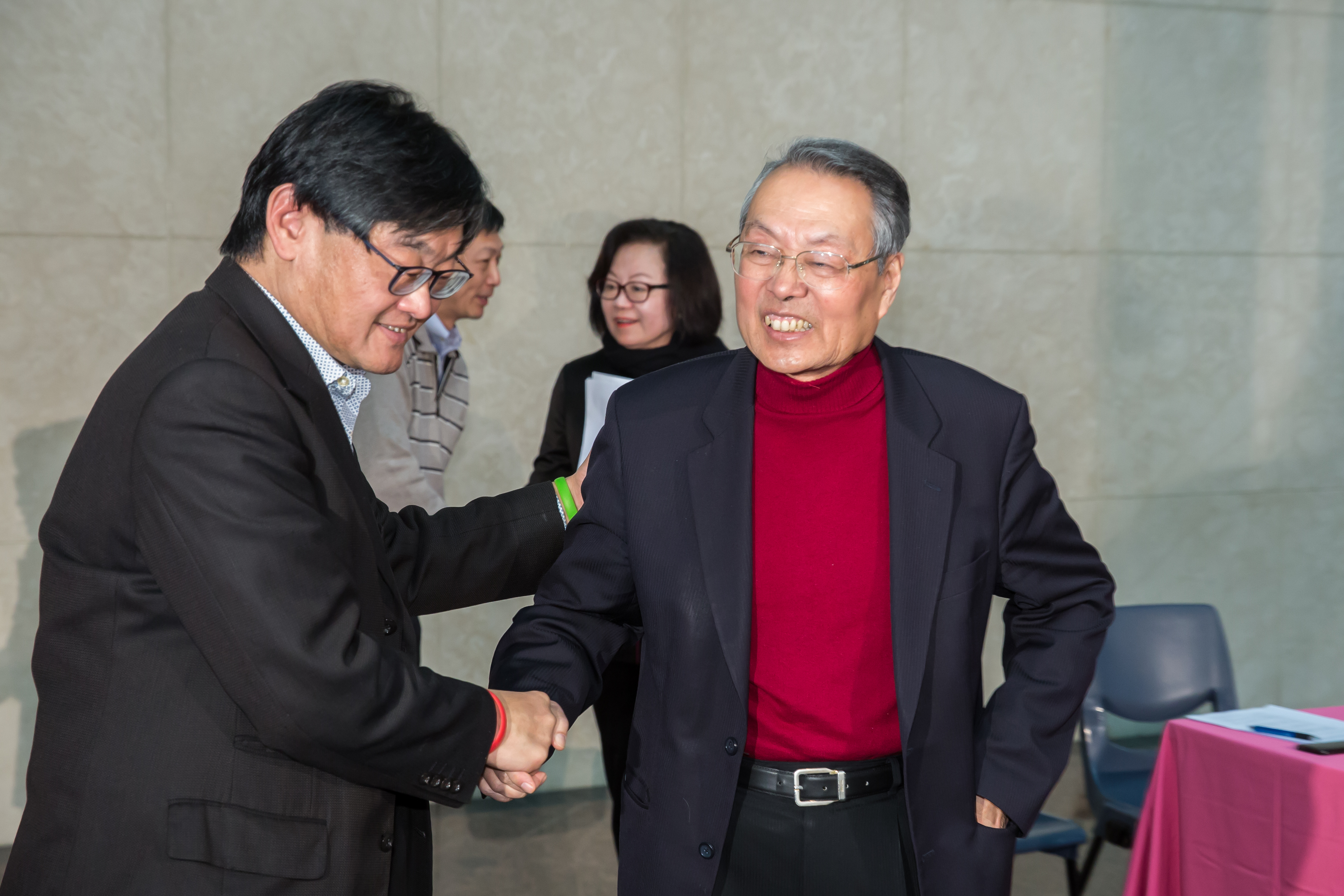 宏碁創辦人同時也是華視董事的施振榮跳出來呼籲尊重董事會多數決。