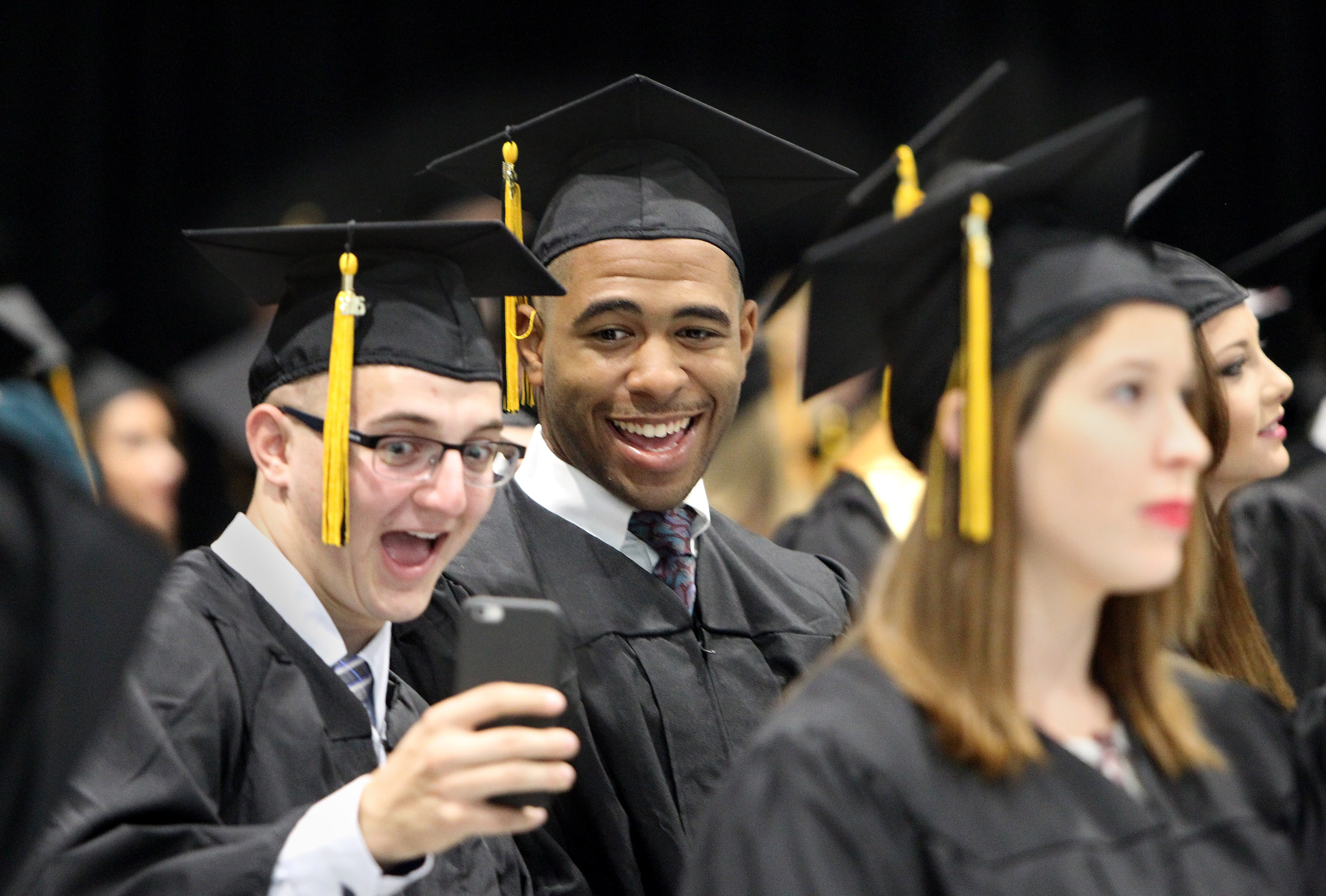 手機和社群是年輕世代生活中不可或缺的部分。(東方IC)