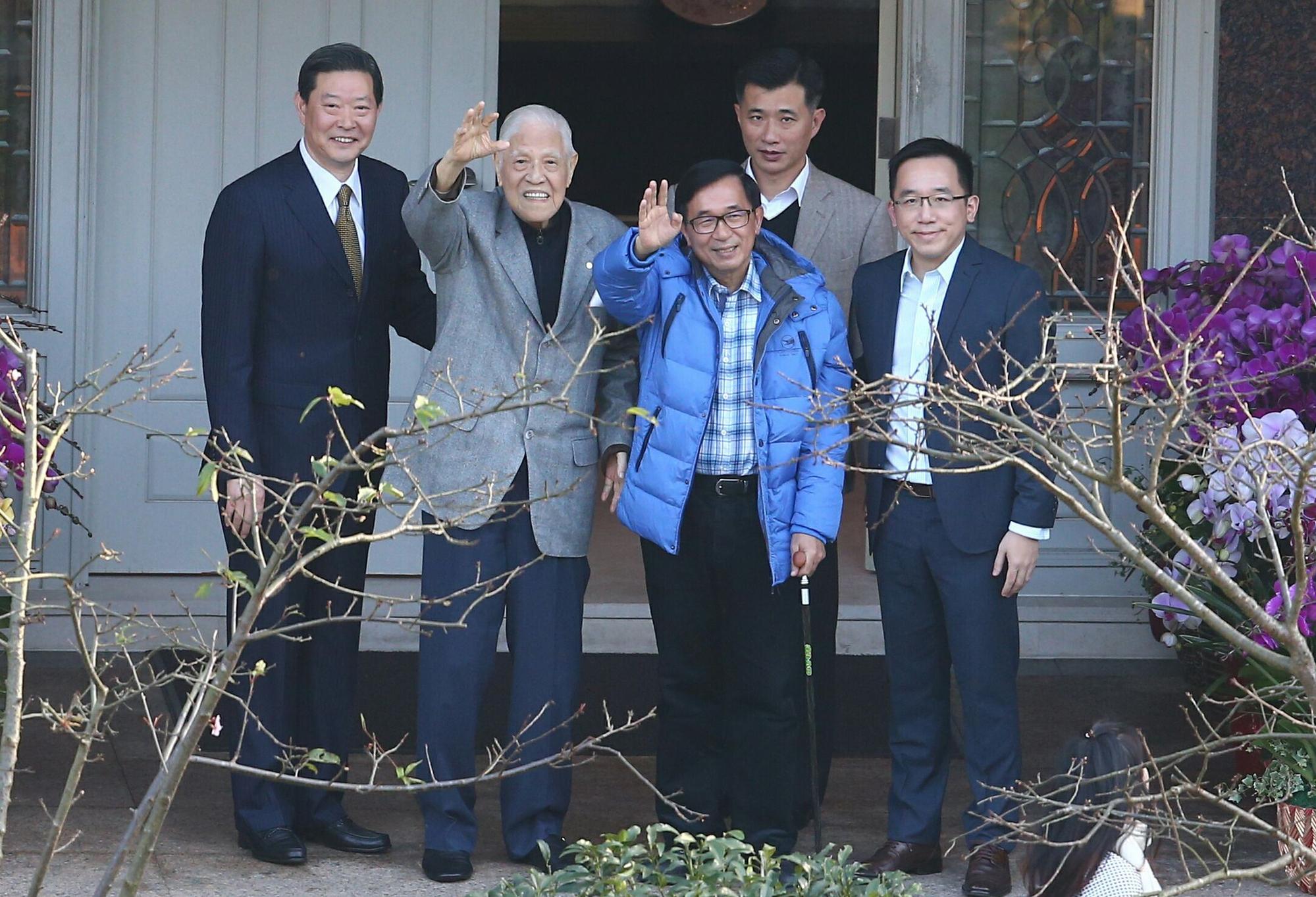 前總統陳水扁今赴翠山莊拜會前總統李登輝,二人一同向媒體揮手致意。