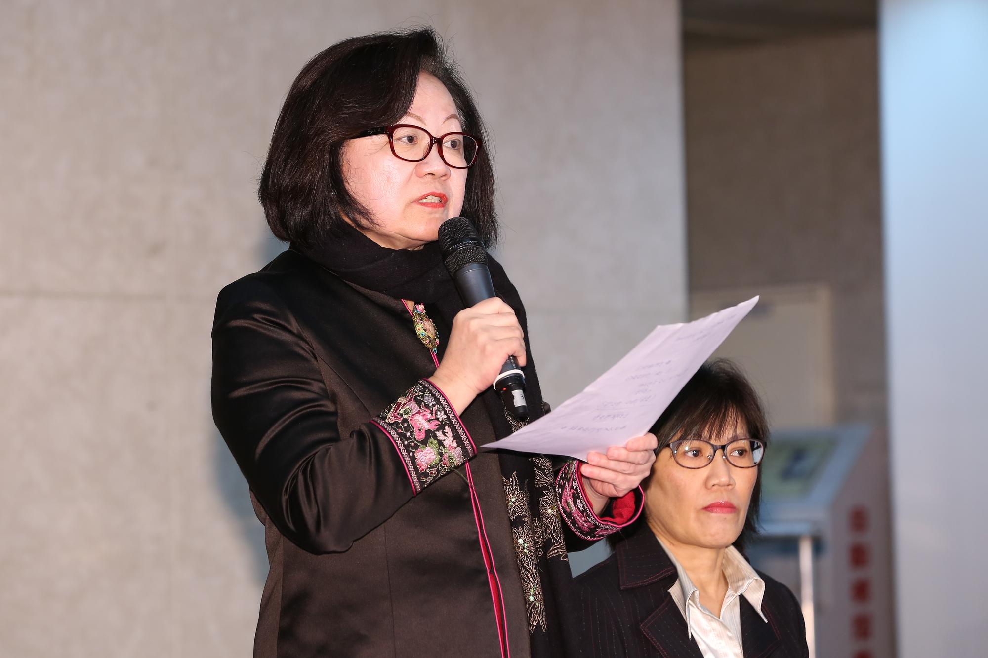 陳郁秀認為郭建宏不適任華視總經理一職。
