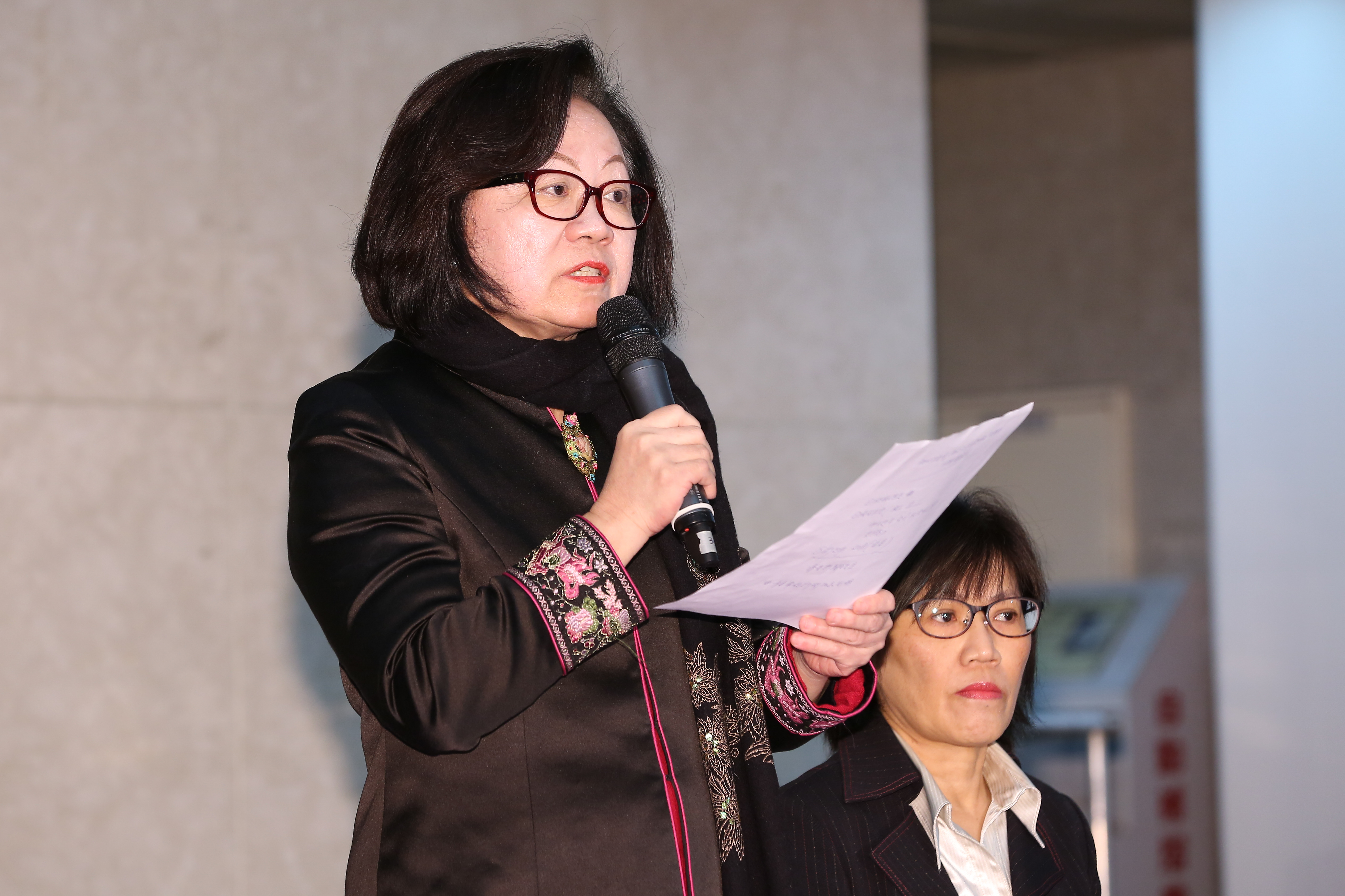 陳郁秀認為郭建宏不適任華視總經理一職。
