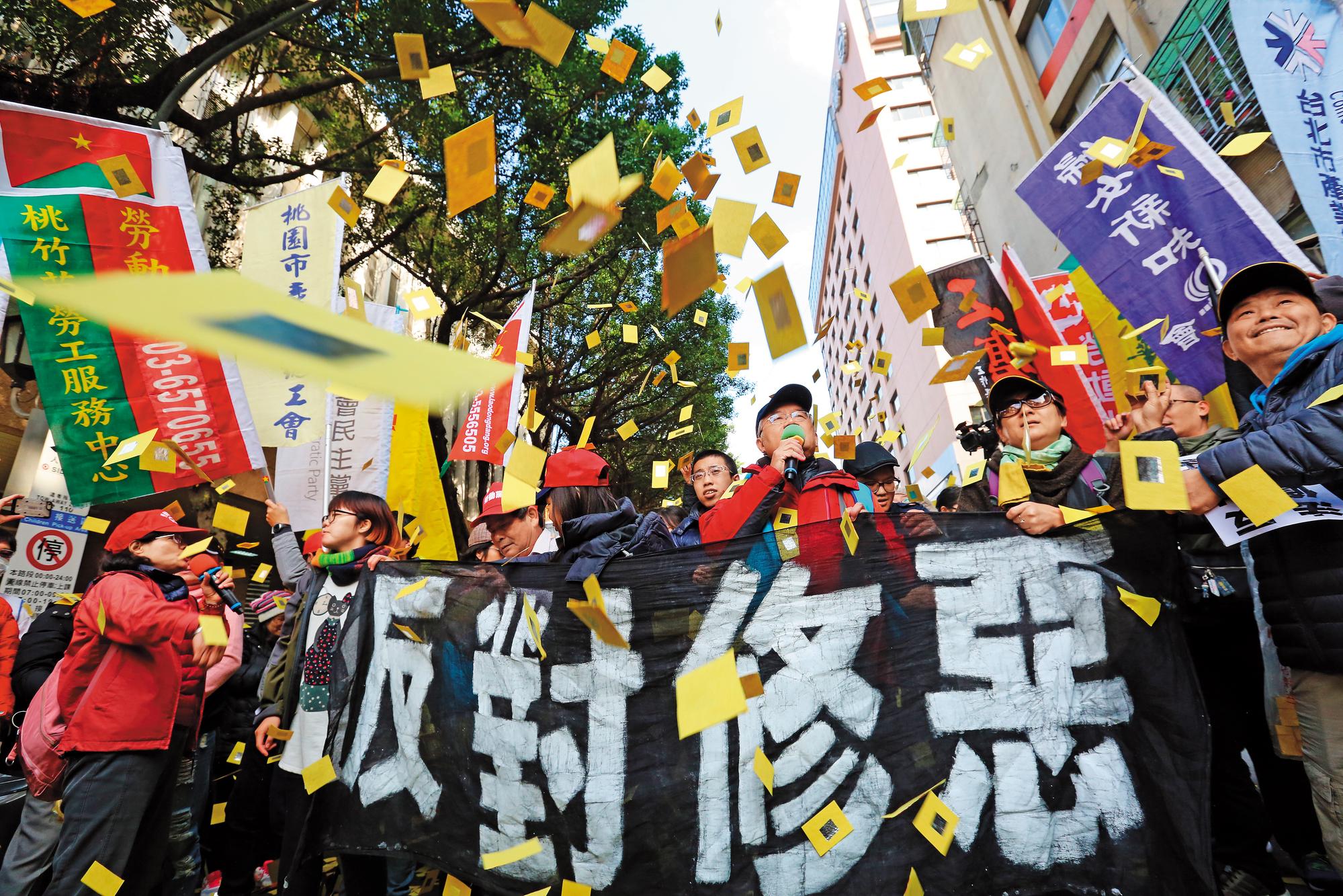 這次反勞基法運動,無論勞工團體或學生團體,並未形成反核、太陽花那般星火燎原氣勢。