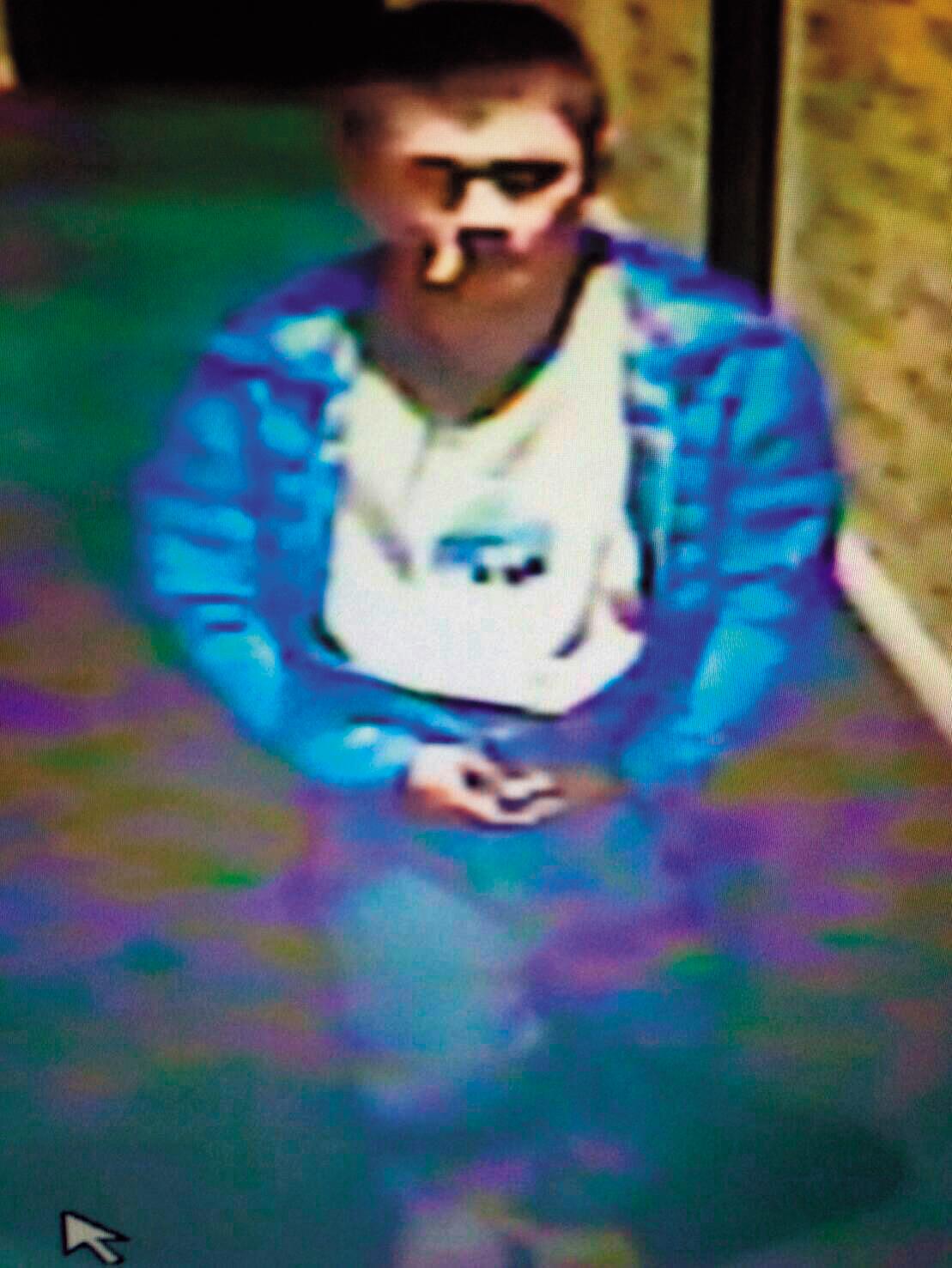 搶匪總等到與賣淫女獨處一室時犯案,以槍控制小姐行動,讓人防不勝防。(翻攝畫面)