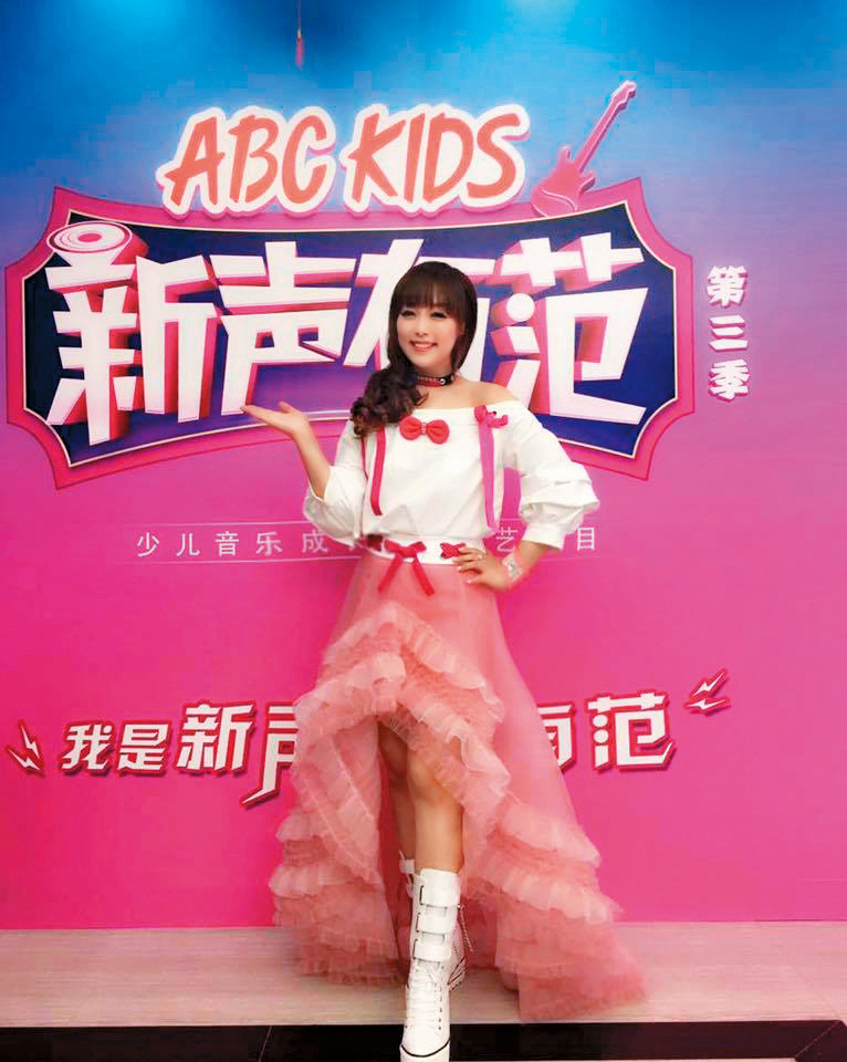 小蜜桃姐姐去年7月接下中國節目《新聲有範》第3季擔任「班長」，據傳是由她身家10億的老公出錢製作。（翻攝自小蜜桃姐姐臉書）