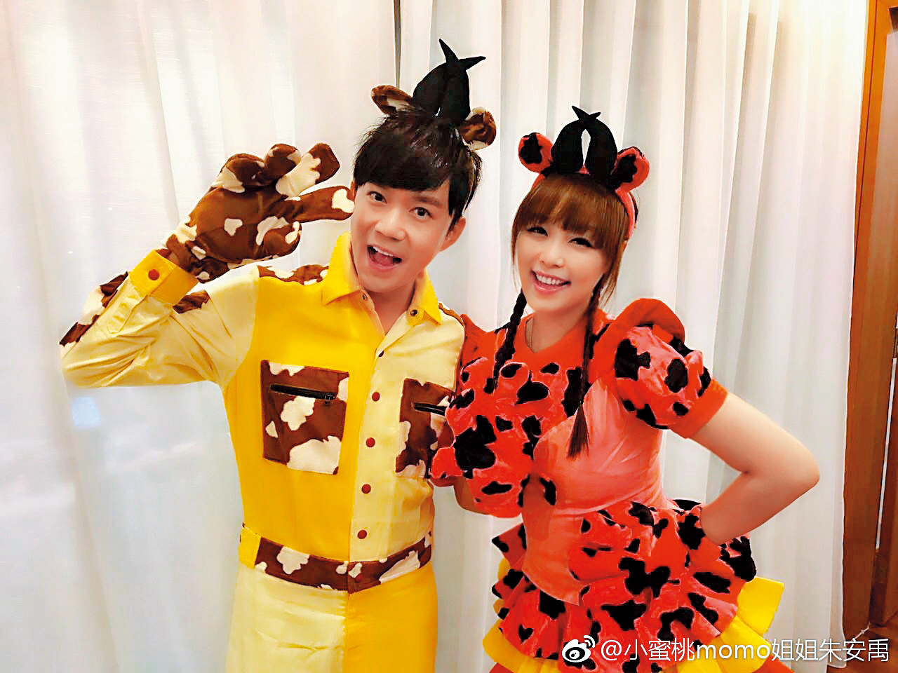 西瓜哥哥（左）去年8月到上海探小蜜桃姐姐（右），她特別在上海家的後院設宴款待西瓜哥哥。（翻攝自朱安禹微博）