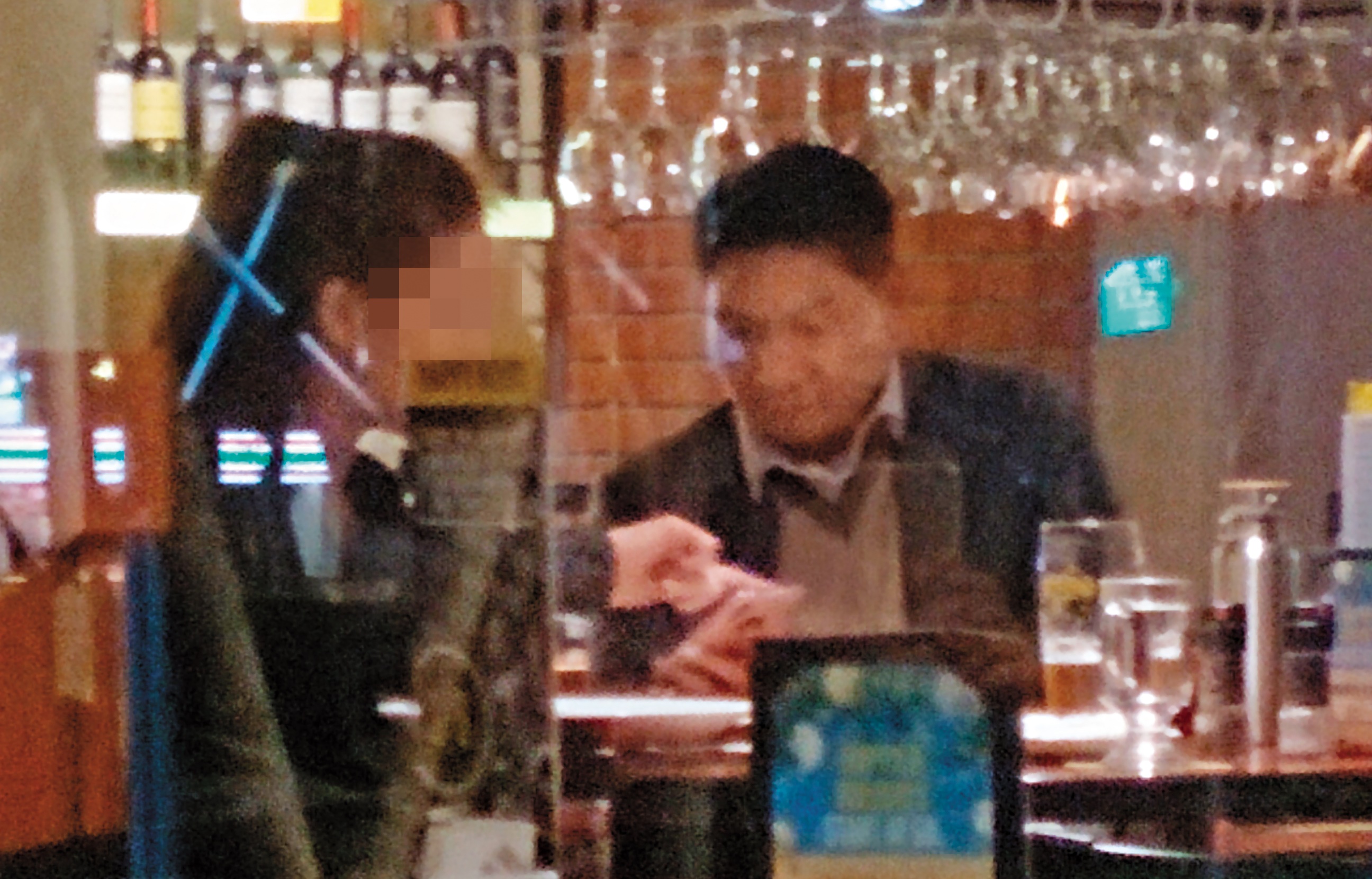 2017年12月24日，許世龍與女老師共進耶誕大餐，2個人有說有笑。