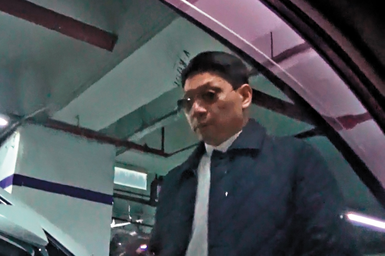 許世龍在昏暗的地下停車場，依舊戴著墨鏡，十分低調。