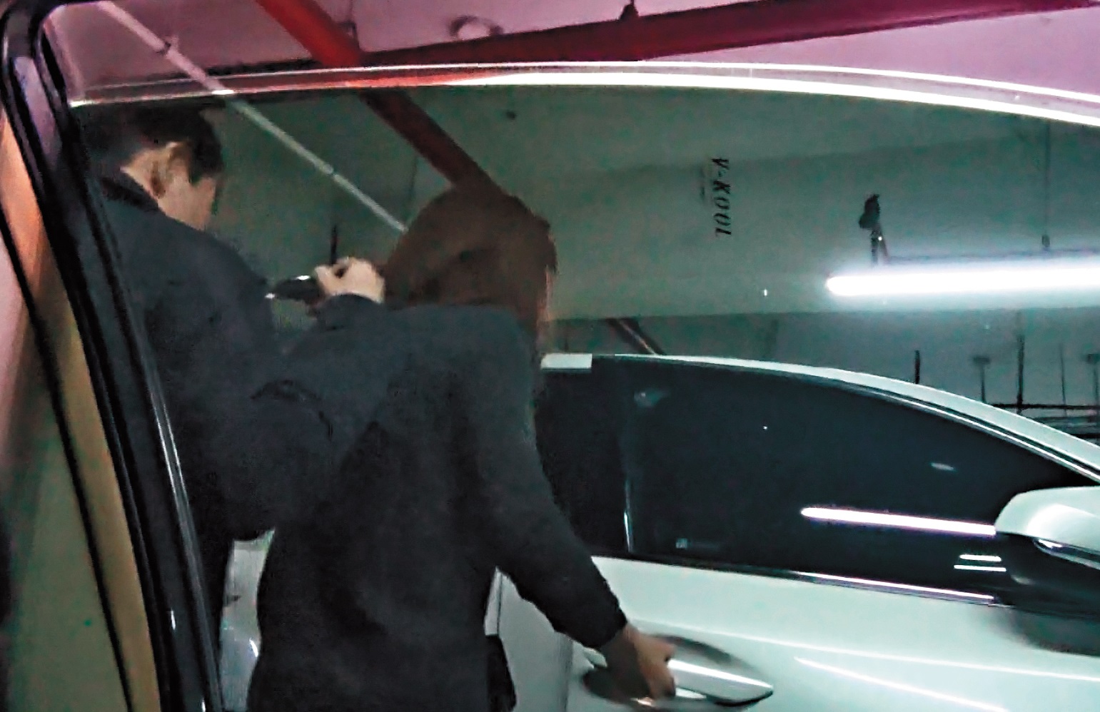 2017年12月25日，許世龍與女老師在昏暗的地下停車場，依舊戴著墨鏡，十分低調。