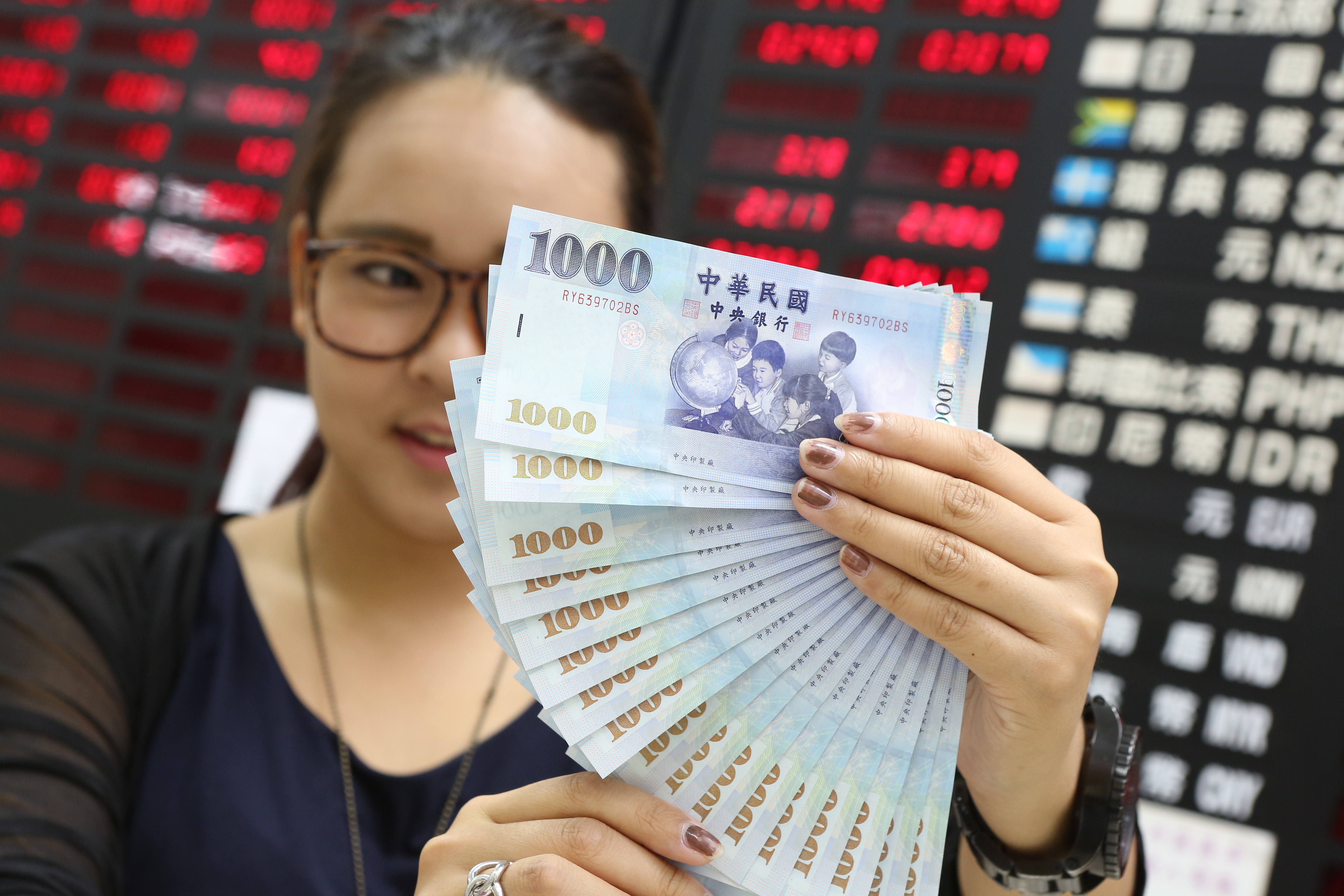 全球債務總額在金融海嘯前的2007年底，還只有142兆美元，拜各國央行拚命印鈔票所賜，去年9月累積到233兆美元，與金融海嘯前相較，多了64%。