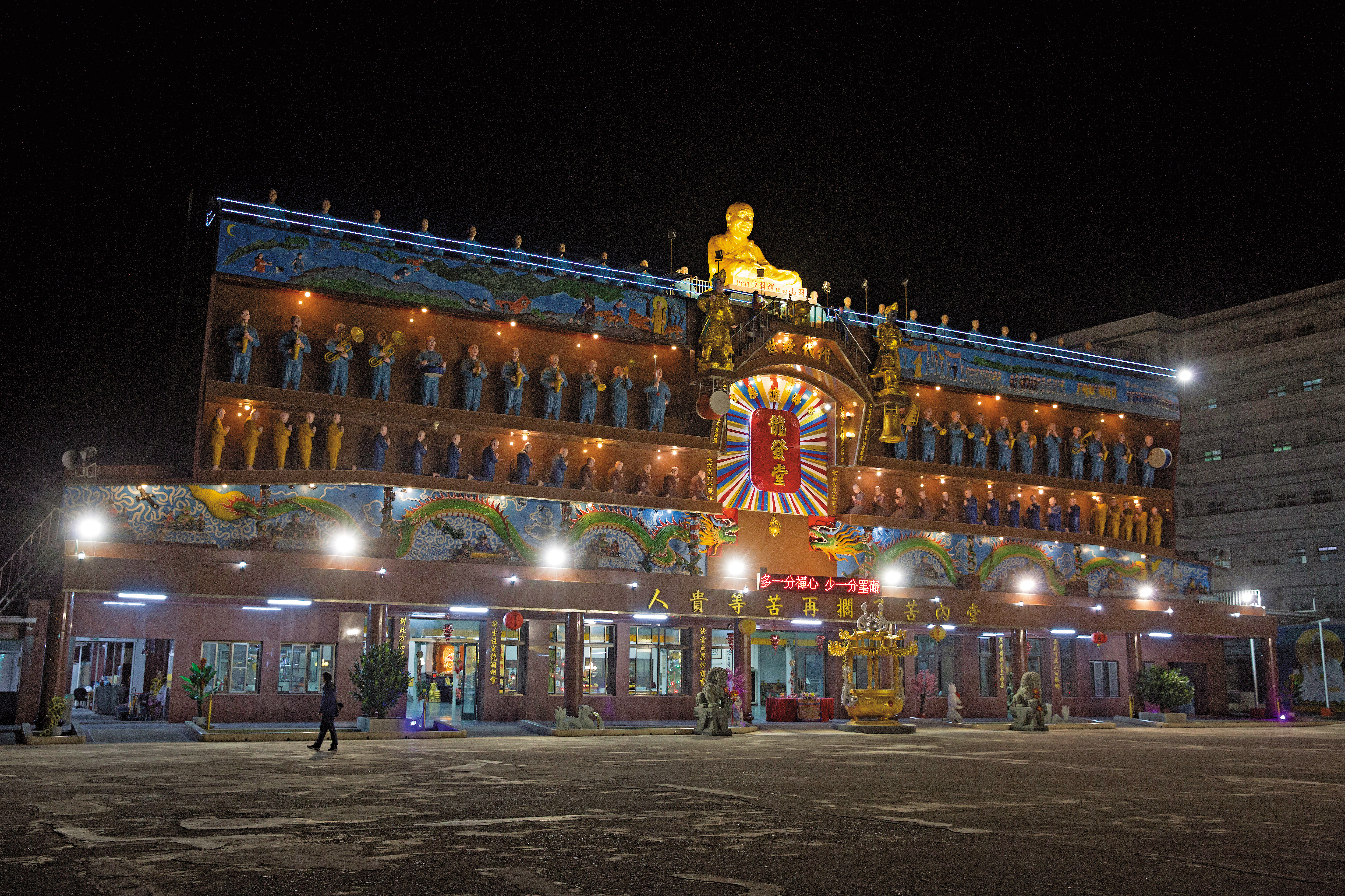 入夜後的龍發堂，燈火通明，被衛生局接管後，可能即將走入歷史。（資料畫面）