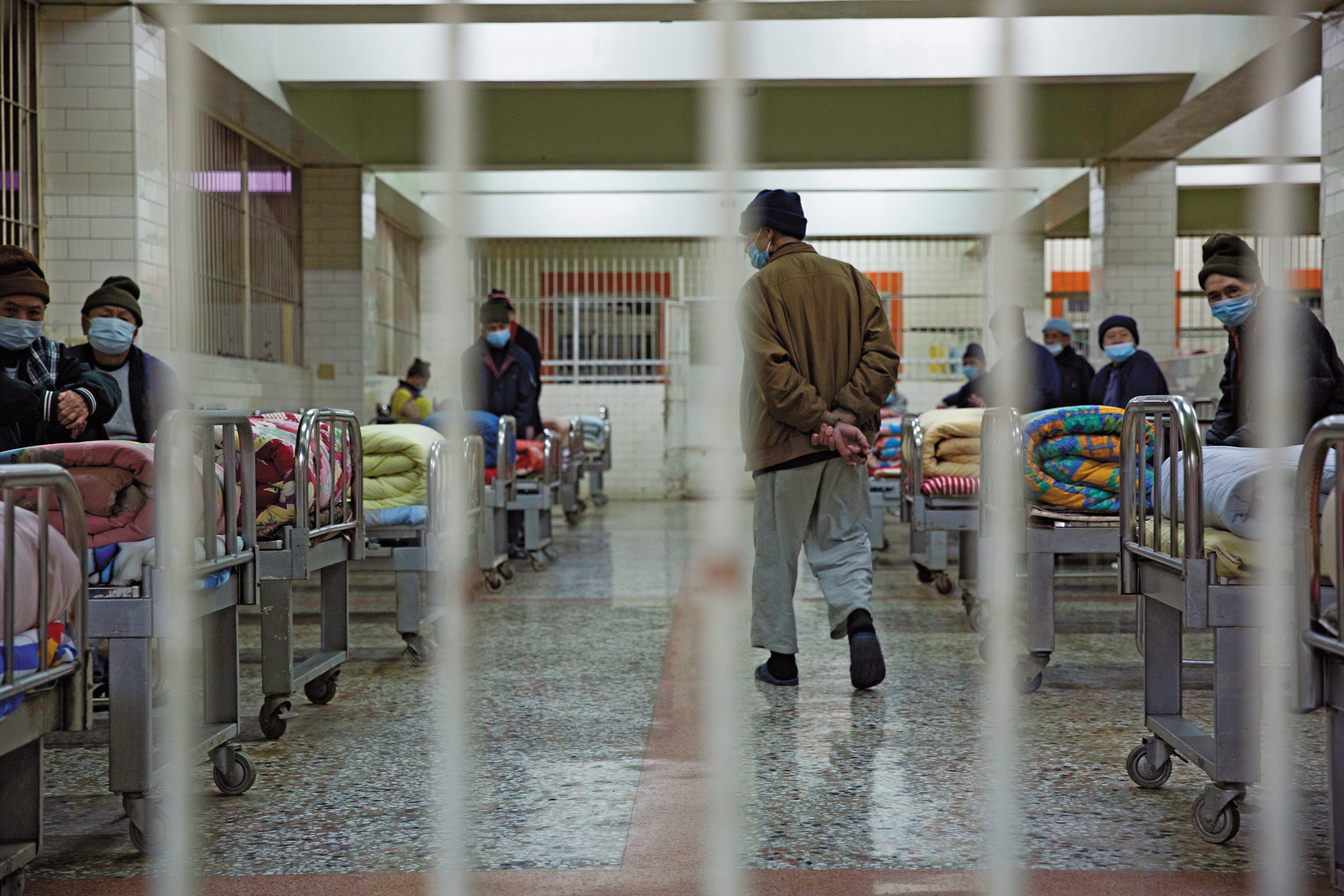 原本為防治疫情，稽查員卻發現龍發堂對病患採取禁錮式的對待，相當不人道。（家屬提供）