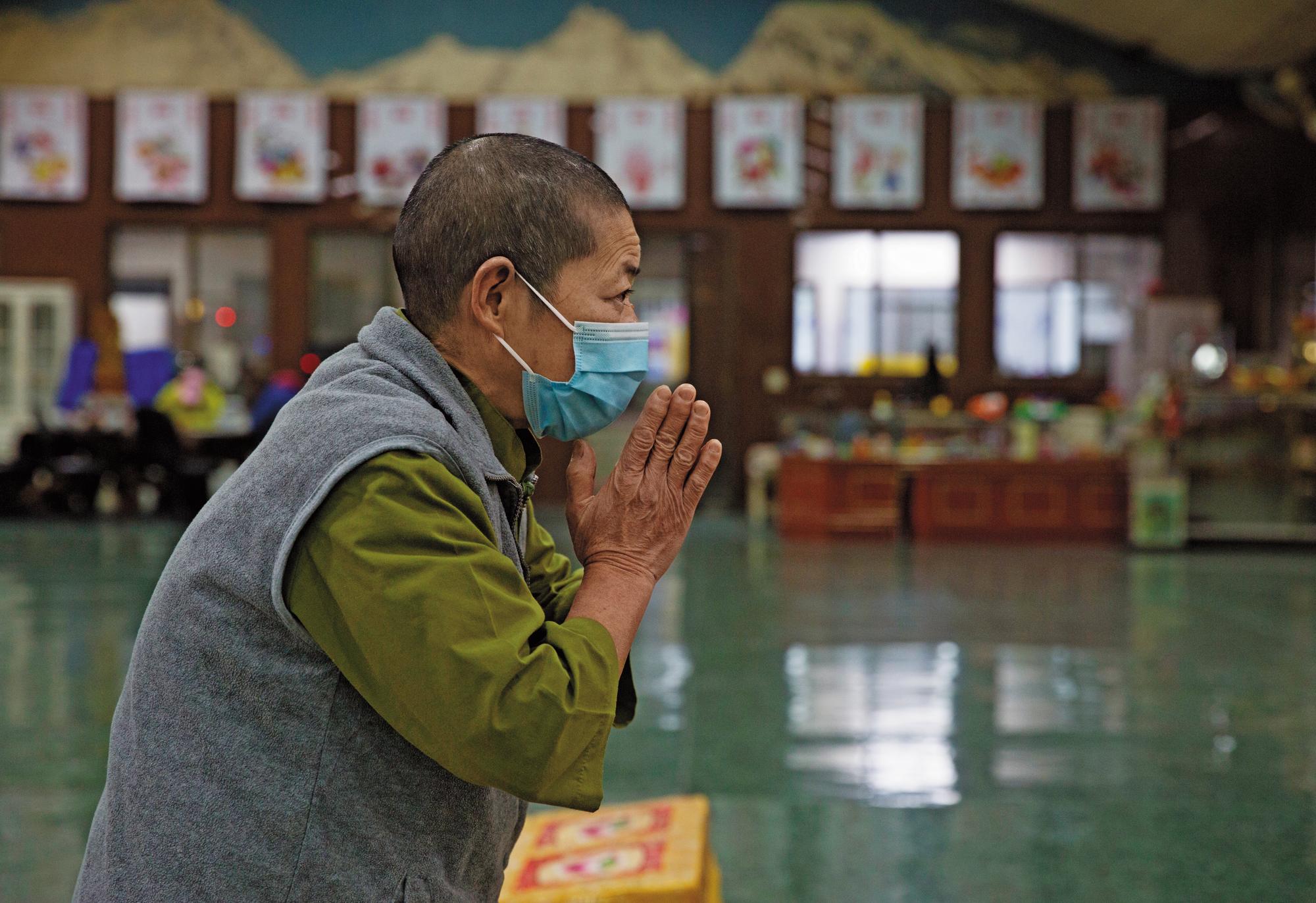 龍發堂心秋法師控訴,精神科醫師只與她面談5分鐘,就斷定她為精障者,一度要將她送進療養院,實在太離譜。