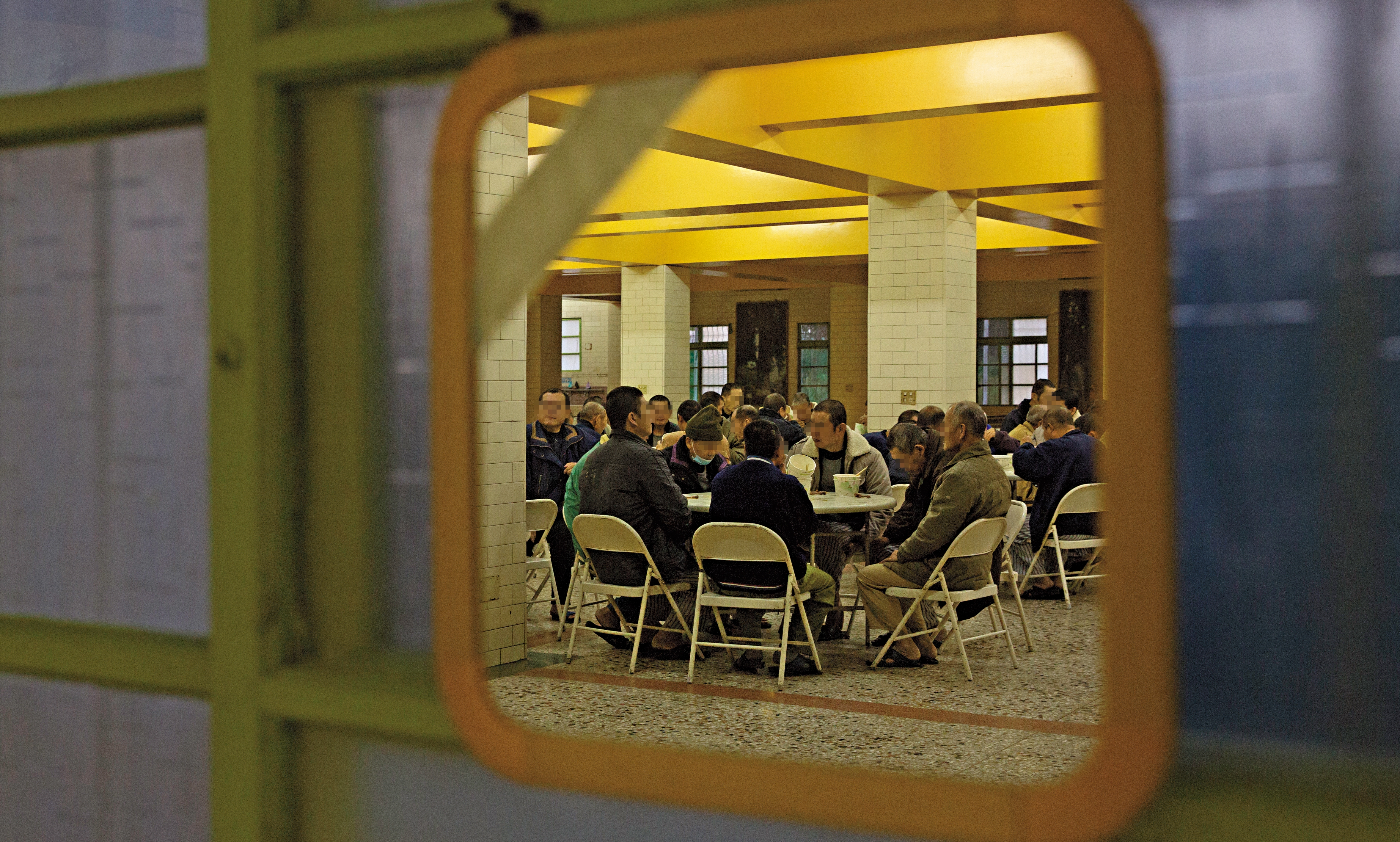 家屬控訴，衛生局趁著師父遭檢方傳喚之際，誘騙病患簽下離堂同意書，手段粗暴。