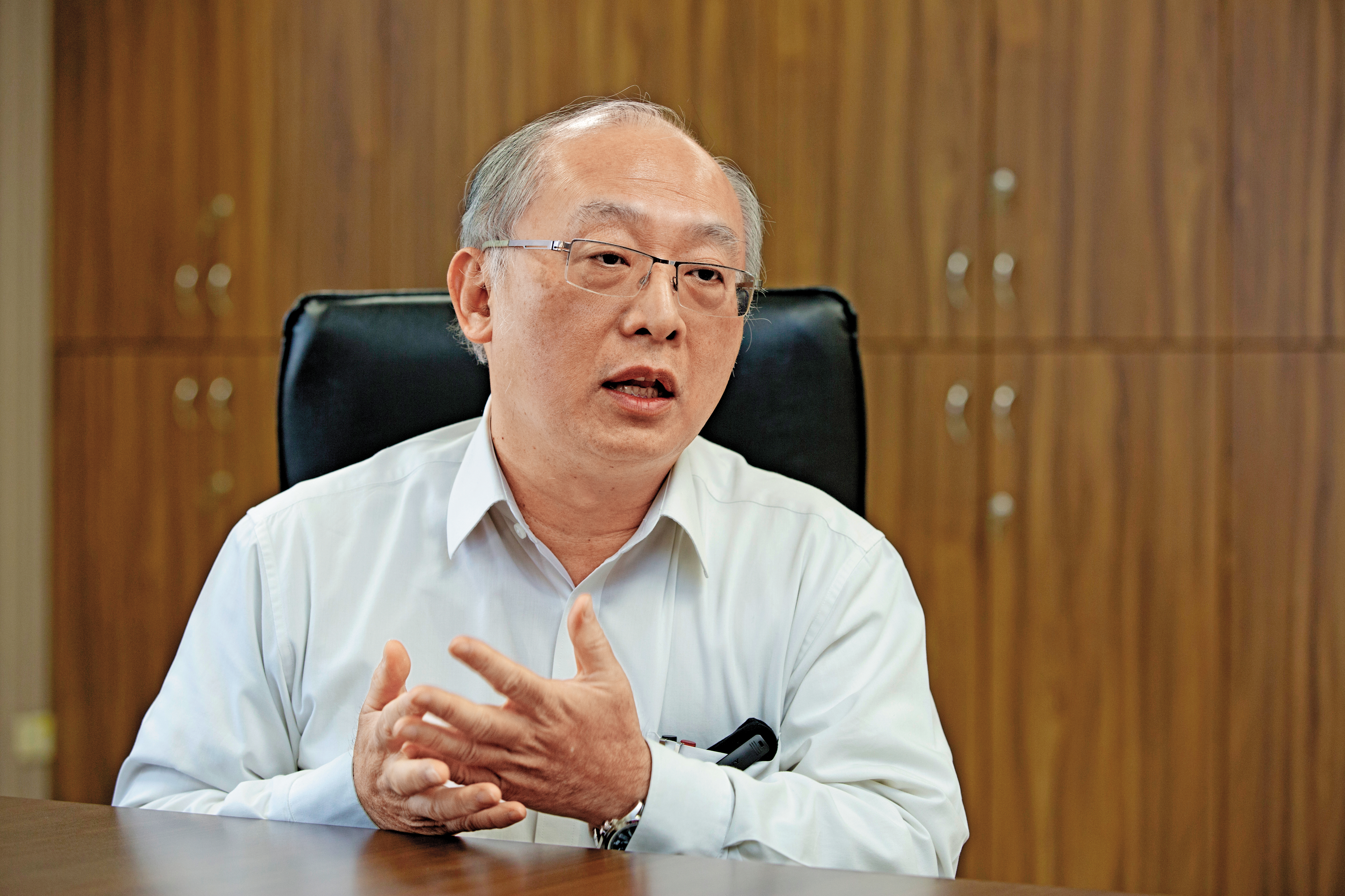 衛生局長黃志中不畏外界輿論壓力，展現魄力，誓言整頓龍發堂。