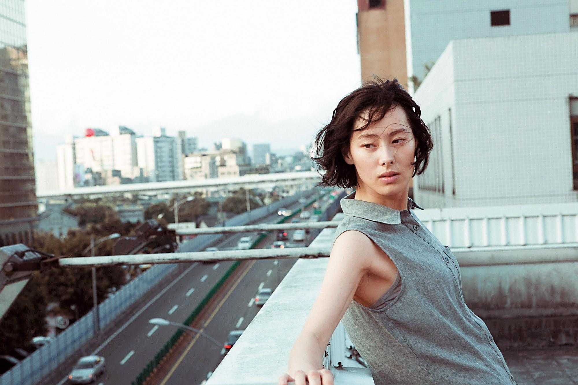 才29歲的梁洛施與香港首富李嘉誠之子李澤楷交往並生下3子，最後未能成首富媳。