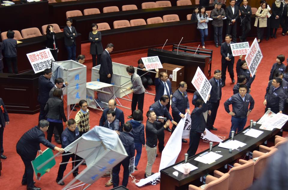 今天上午監委同意權投票時，國民黨立委一度進場抗議，還推翻圈票處。