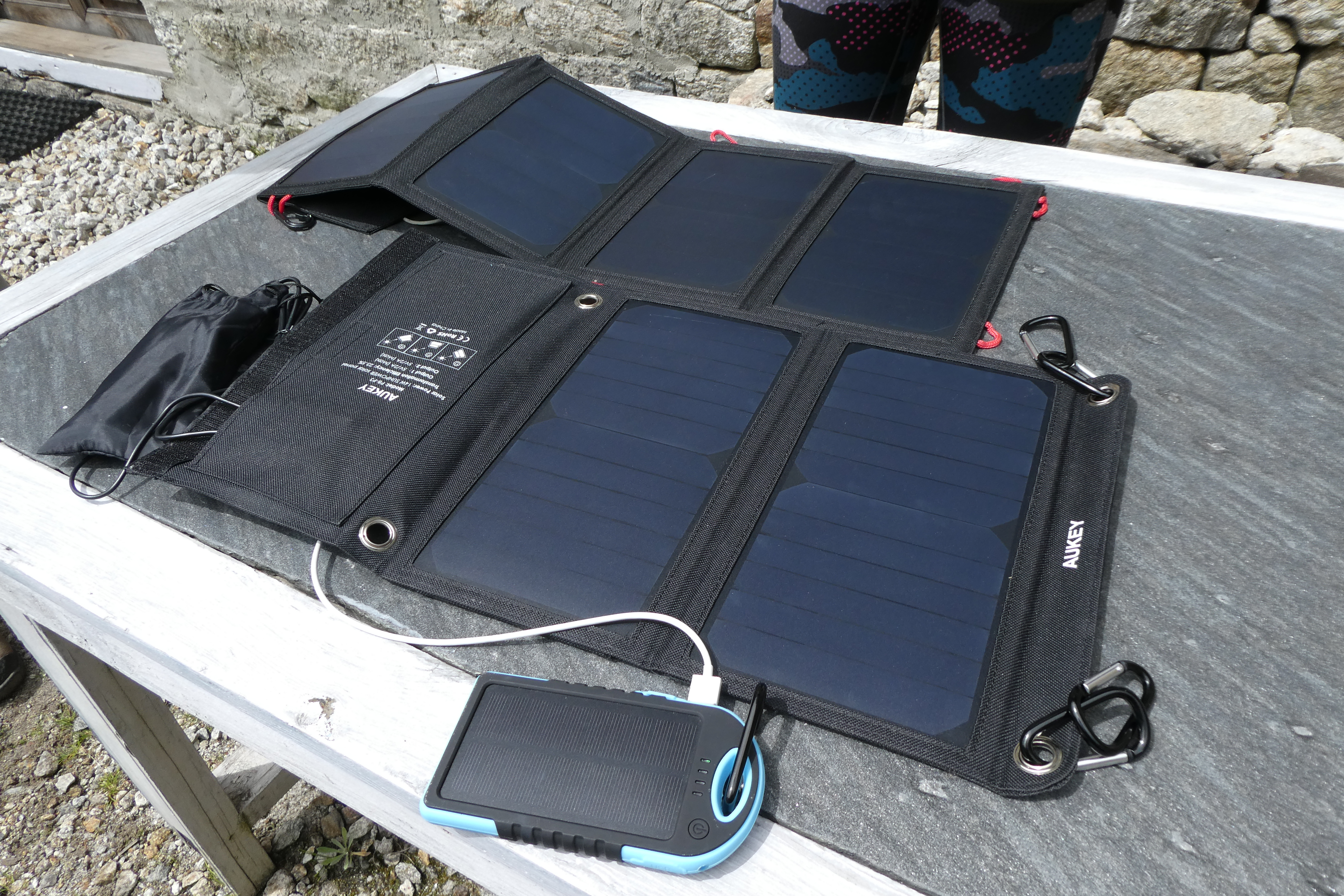 由於高山紫外線強勁，大陽能行動充電器非常好用，光是中午用餐時間，已可充手機一半的電量。