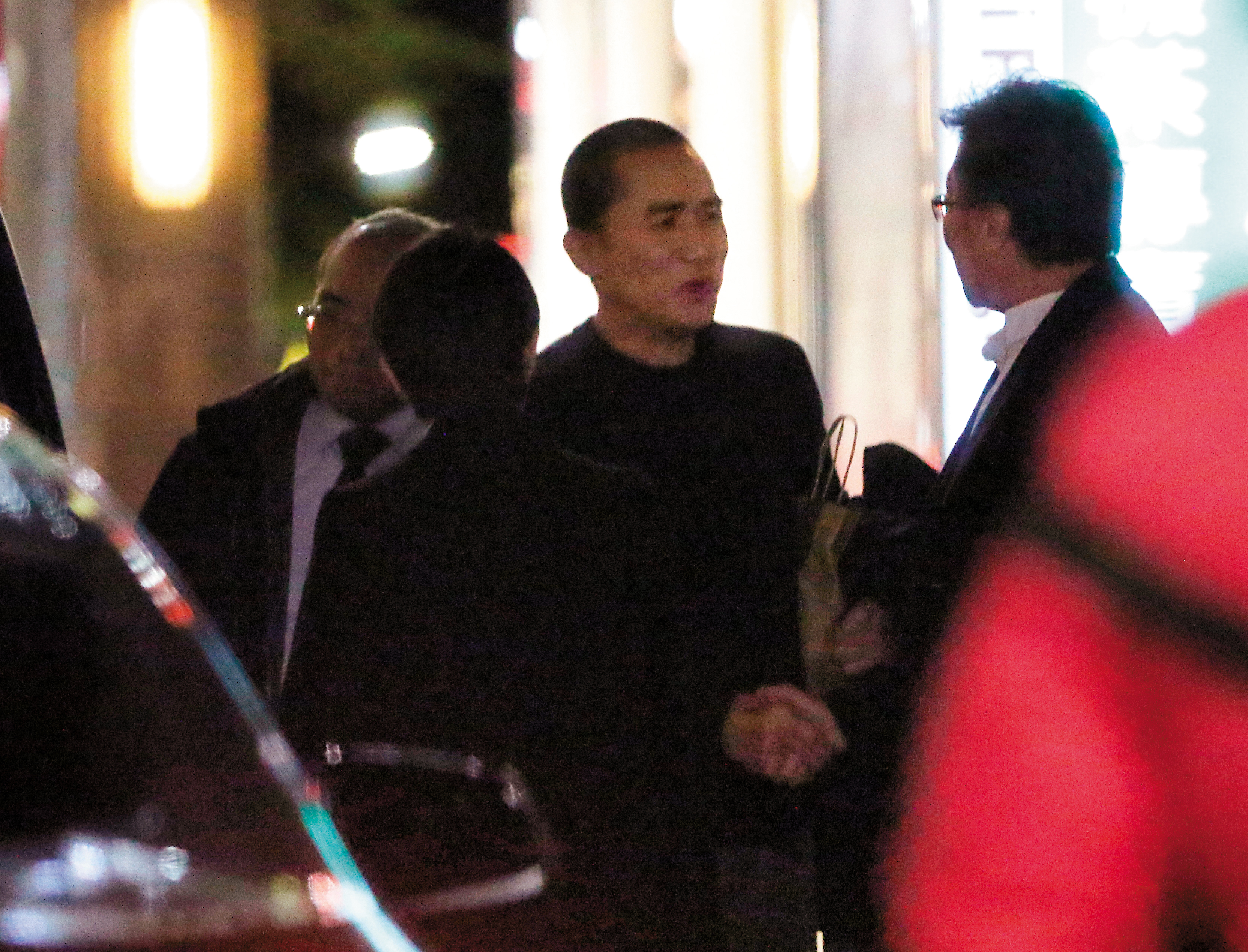 1月11日晚上20:28，晚餐後梁朝偉（右二）跟張大春（右）話別，隨後他就回到飯店。