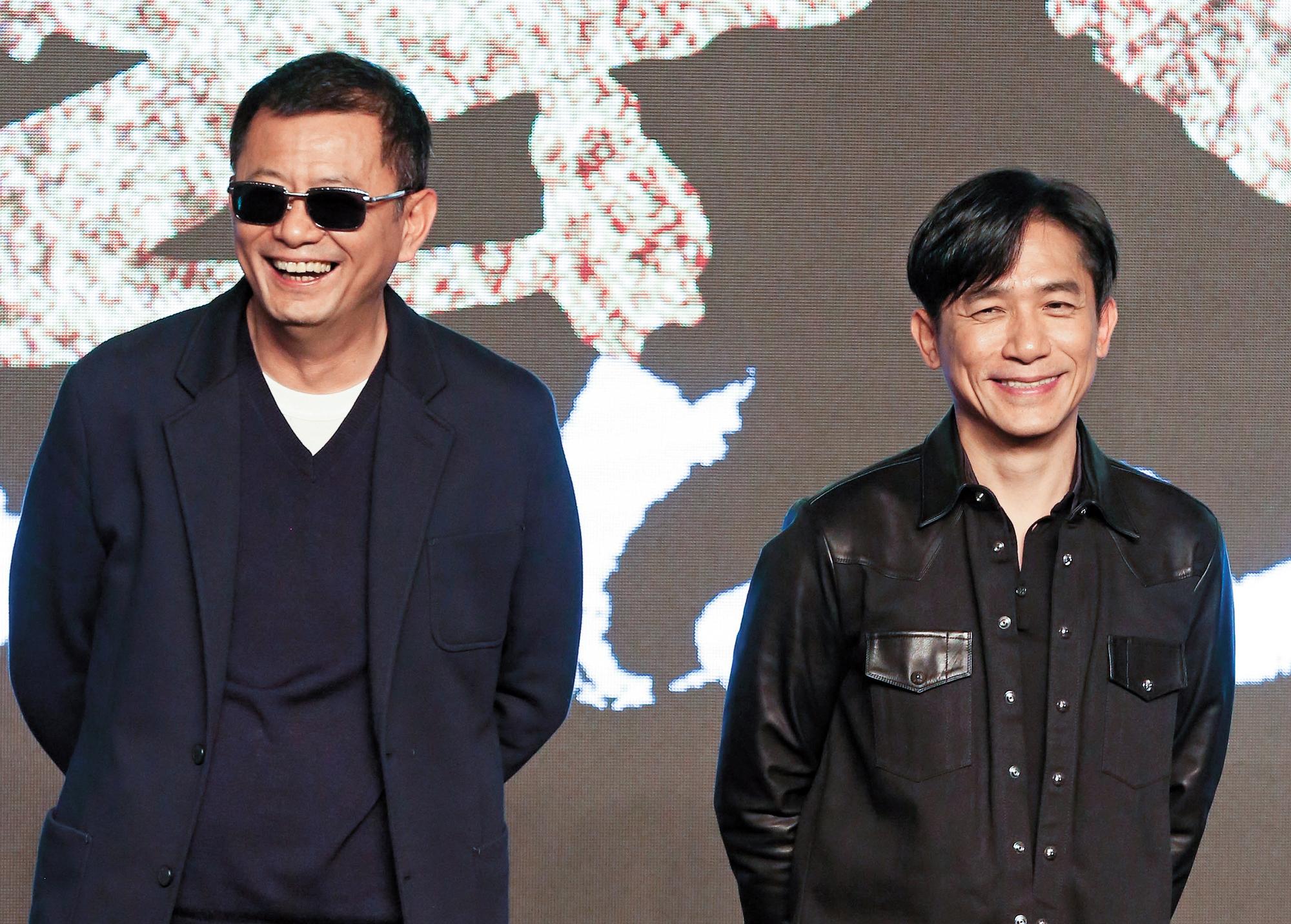 王家衛(左)、梁朝偉兩人合作過多部電影,他們跟張大春的關聯,就是因為電影《一代宗師》的編劇顧問是張大春。(東方IC)
