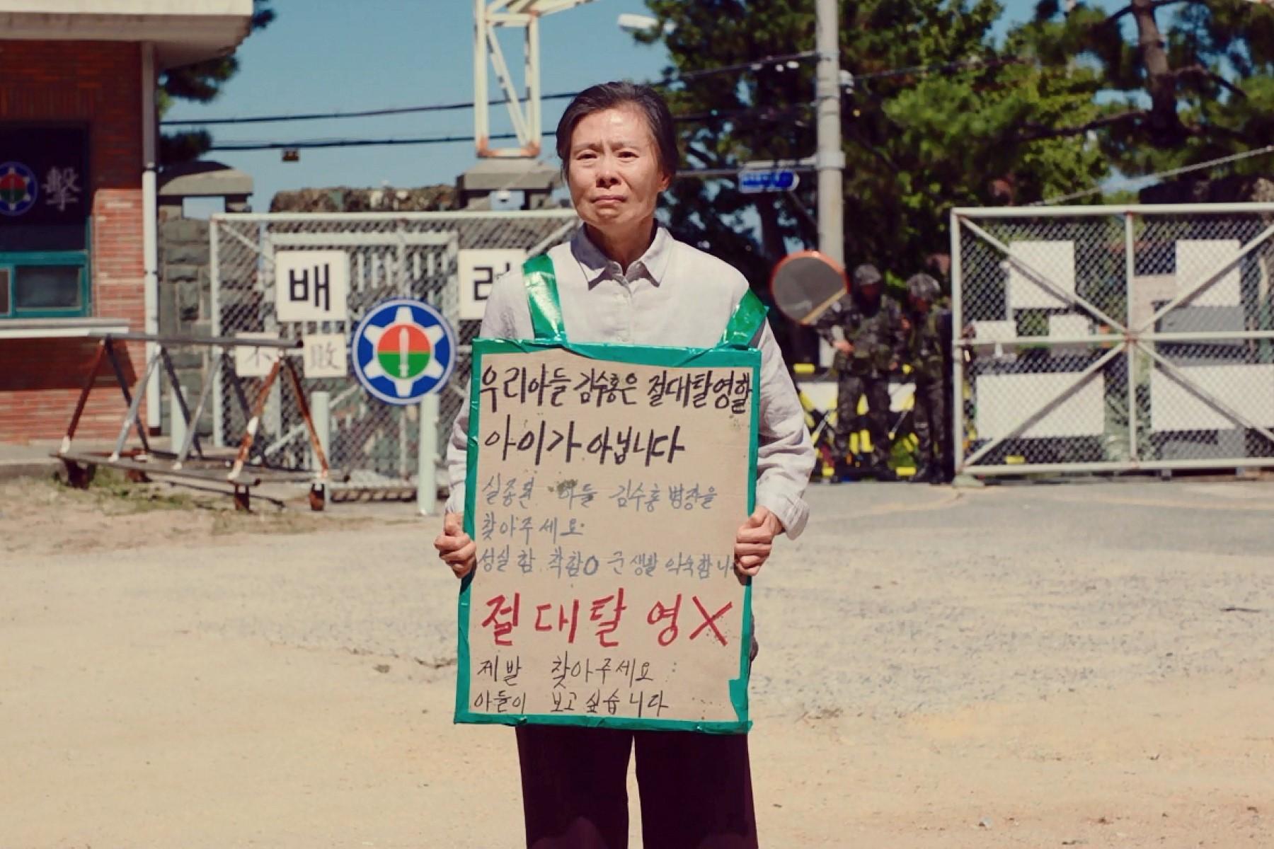 出道將滿40年的藝秀晶，在《與神同行》中飾演喪子的瘖啞母親，感人至深的演技受封「國民媽媽」。（釆昌國際多媒體提供）
