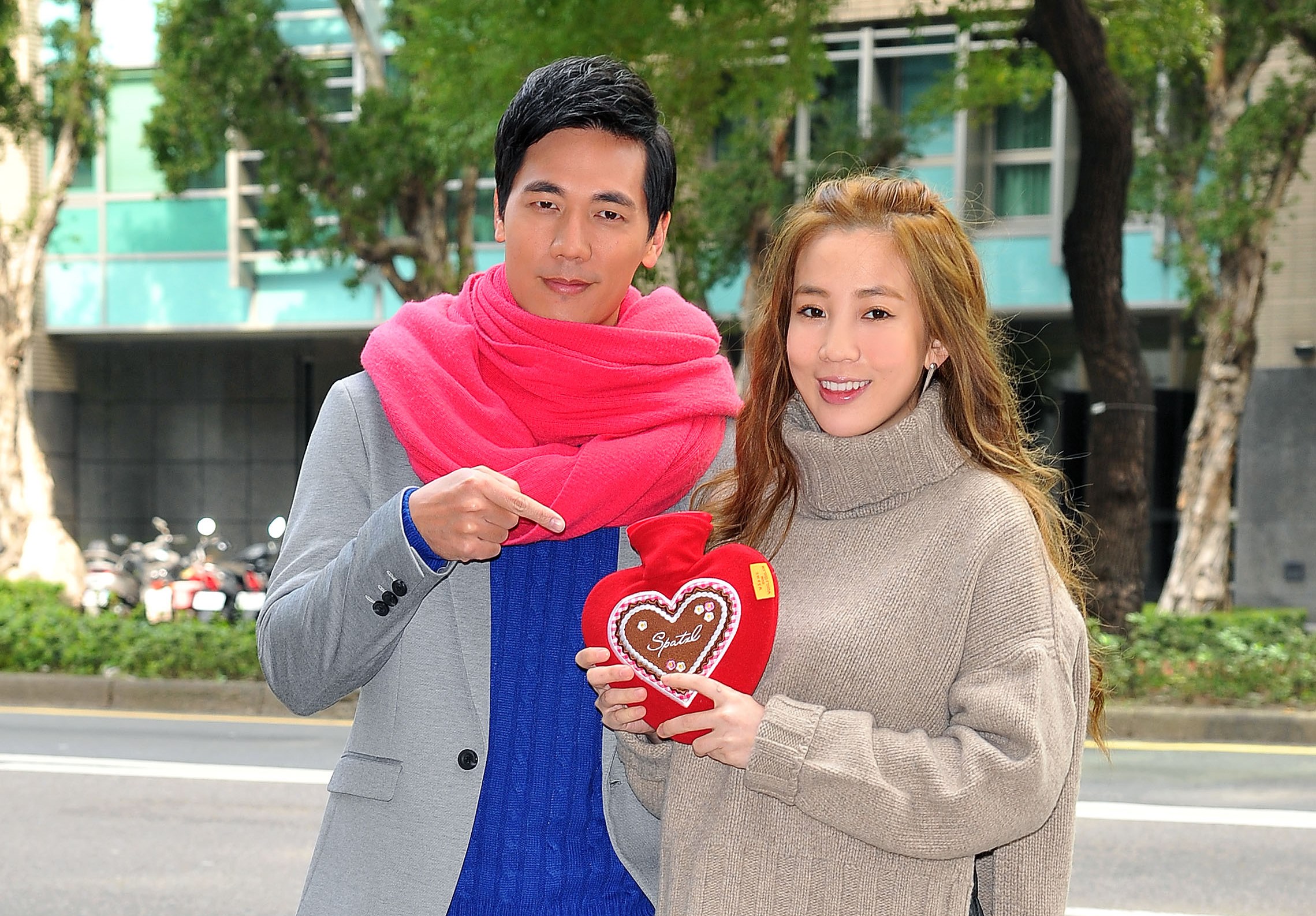 惟毅寒流日出外景，同門師姊張艾亞送上保暖用品。（台視提供）