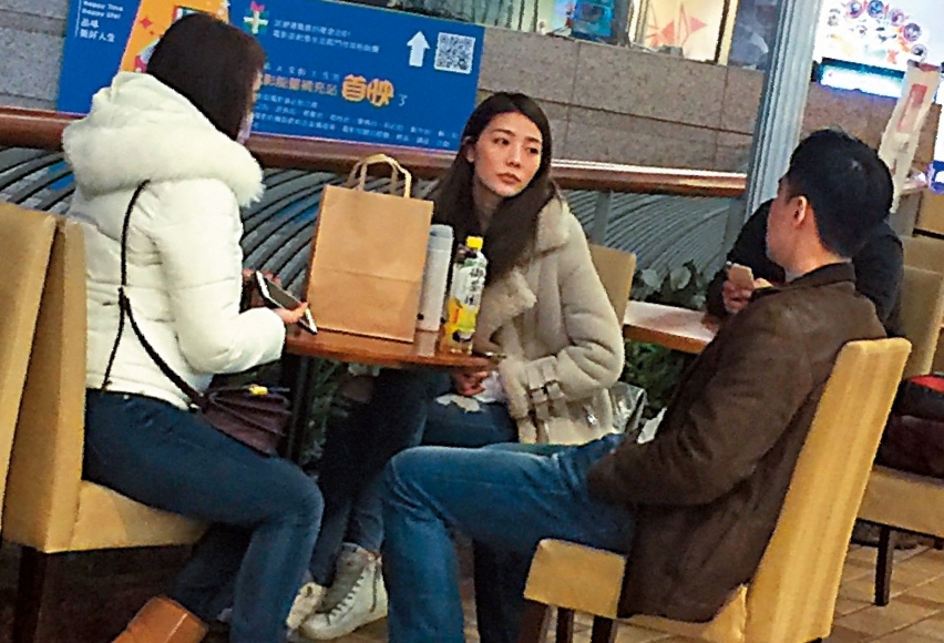 1月11日21：49，張承中（右）夜會吳亞馨（中），兩人交談十分有默契。