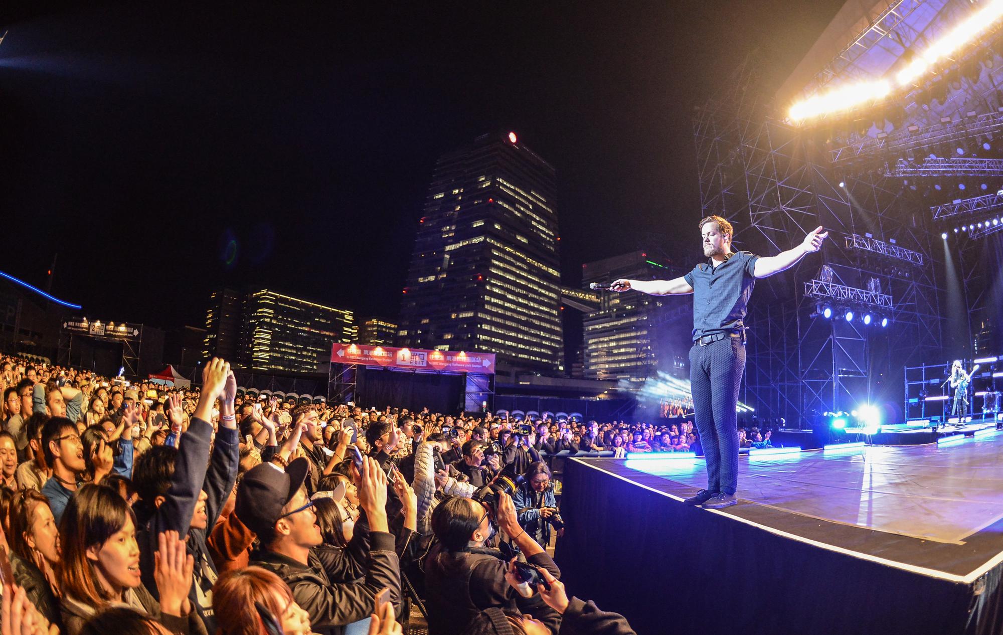 謎幻樂團隔了2年半再度來台開唱，選在戶外場地吸引2萬歌迷朝聖。（Live Nation理想國提供）