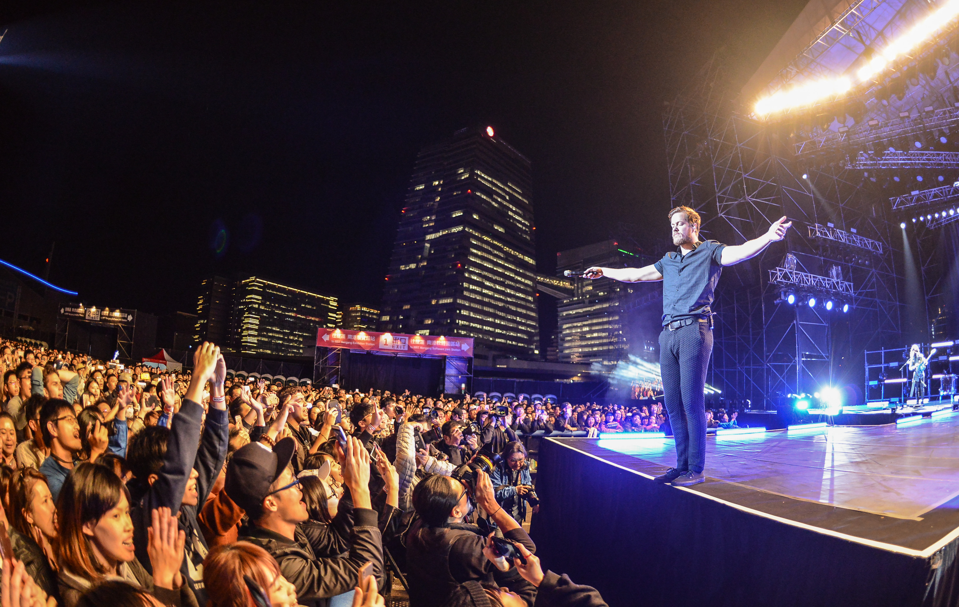 謎幻樂團隔了2年半再度來台開唱，選在戶外場地吸引2萬歌迷朝聖。（Live Nation理想國提供）