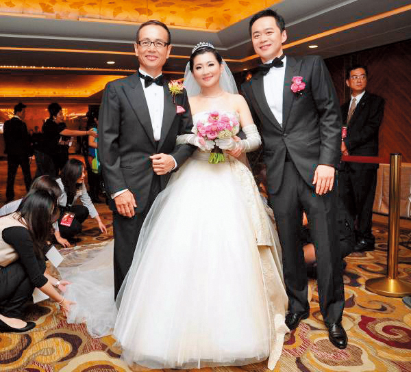 2011年，張承中跟才遭火灼傷、復健的Selina完婚，從此他有不離不棄的愛妻形象。（華研提供）