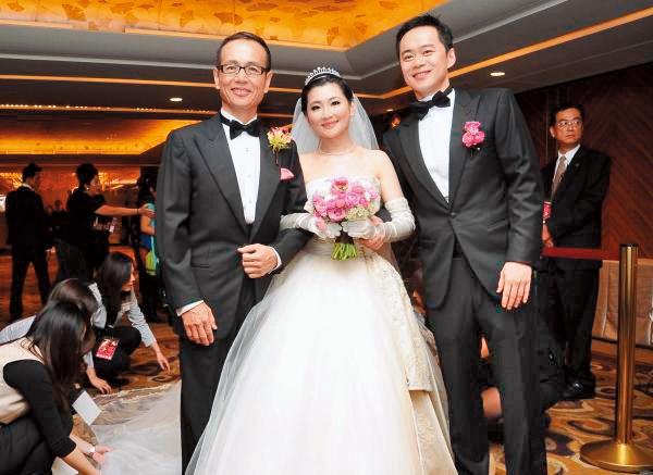2011年,張承中跟才遭火灼傷、復健的Selina完婚,從此他有不離不棄的愛妻形象。(華研提供)